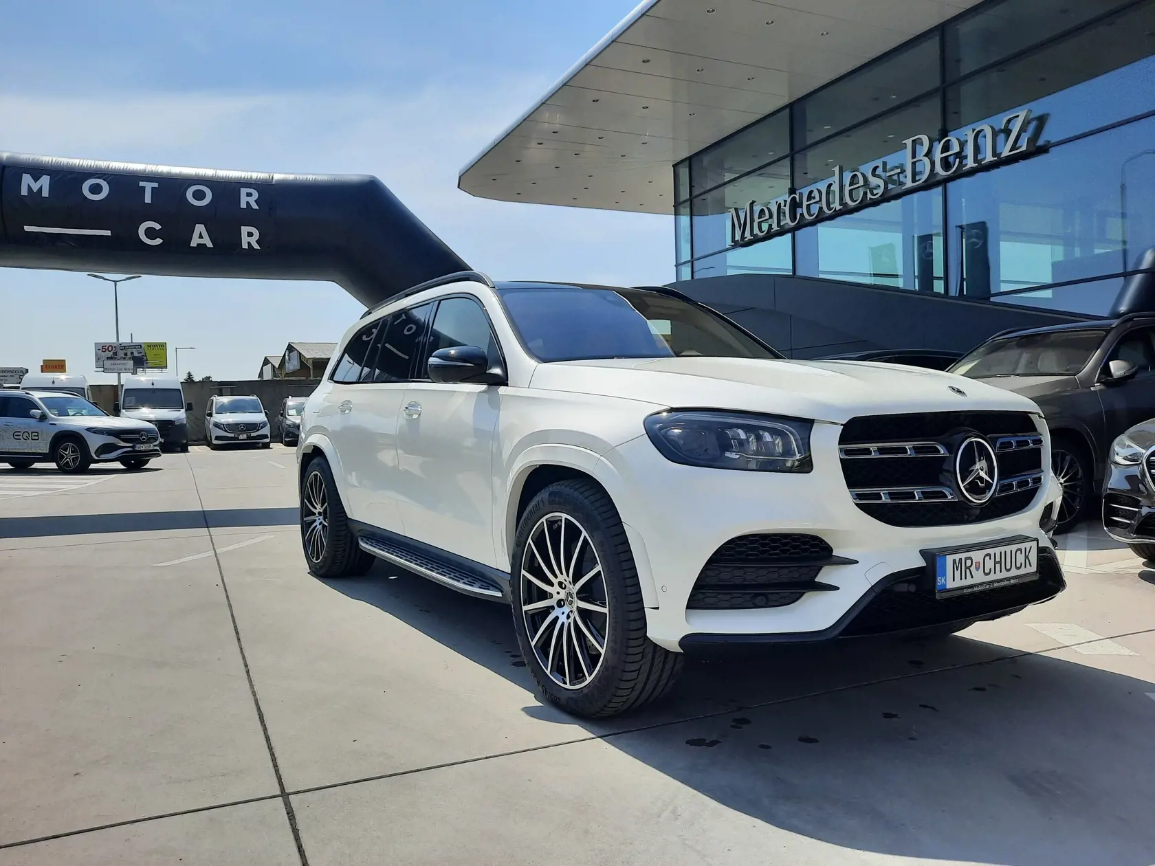 Moderné, 3,4 tony vážiace SUV kúpil podľa našich informácií manažment ORION festivalu špeciálne pre Chucka Norrisa a počas jeho návštevy u nás poslúži na osobnú prepravu tejto americkej megahviezdy - využívať ho bude okamžite po prílete a nevzdá sa ho až do odletu naspäť do USA.