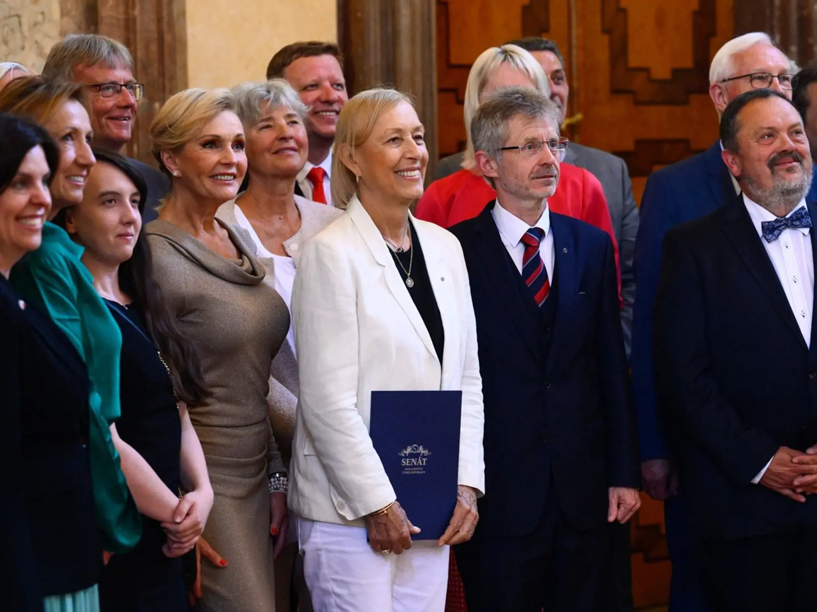 S členmi senátu či Helenou Vondráčkovou si Navrátilová zapózovala.