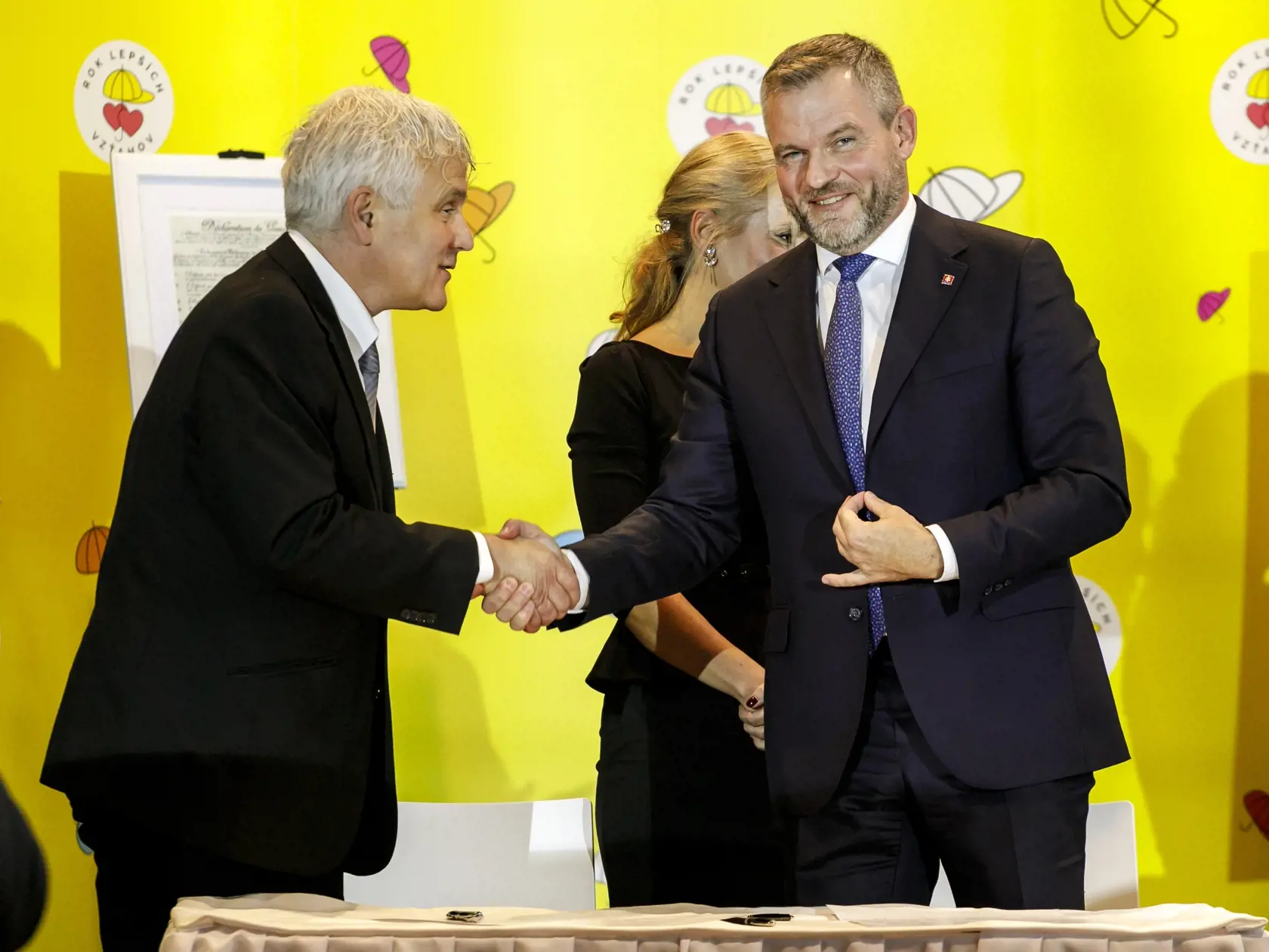 Na snímke zľava komisár pre deti Jozef Mikloško a prezident SR Peter Pellegrini počas podpisu výzvy, aby sa rok 2025 stal rokom lepších vzťahov pri príležitosti podujatia Úradu komisára pre deti (ÚKPD) - 100 rokov detských práv v Bratislave 20. novembra 2024. FOTO TASR - Dano Veselský