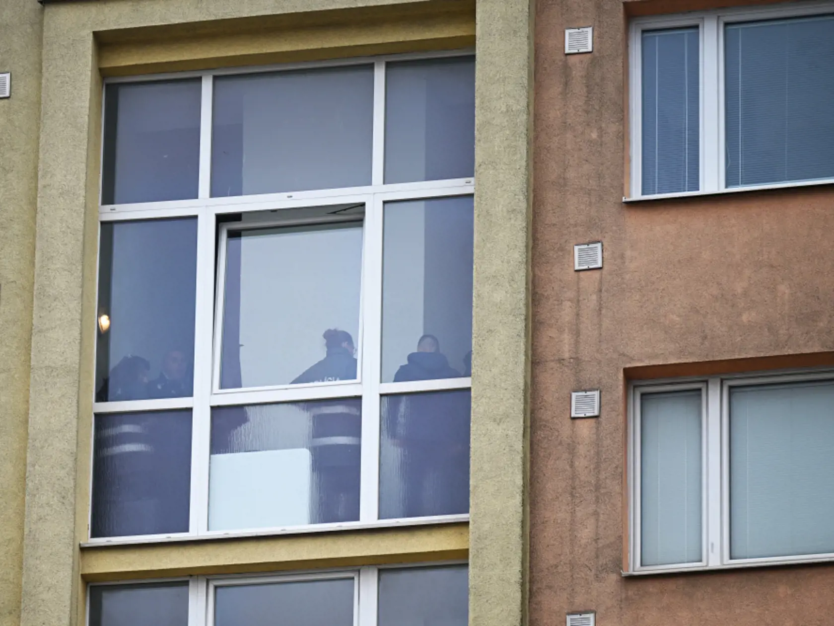 Vzhľadom na aktuálne prebiehajúce procesné úkony polícia podľa nej nateraz nebude poskytovať podrobnejšie informácie. "Hneď, ako to procesná situácia dovolí, budeme verejnosť o tejto policajnej akcii informovať," dodala Ivanová.