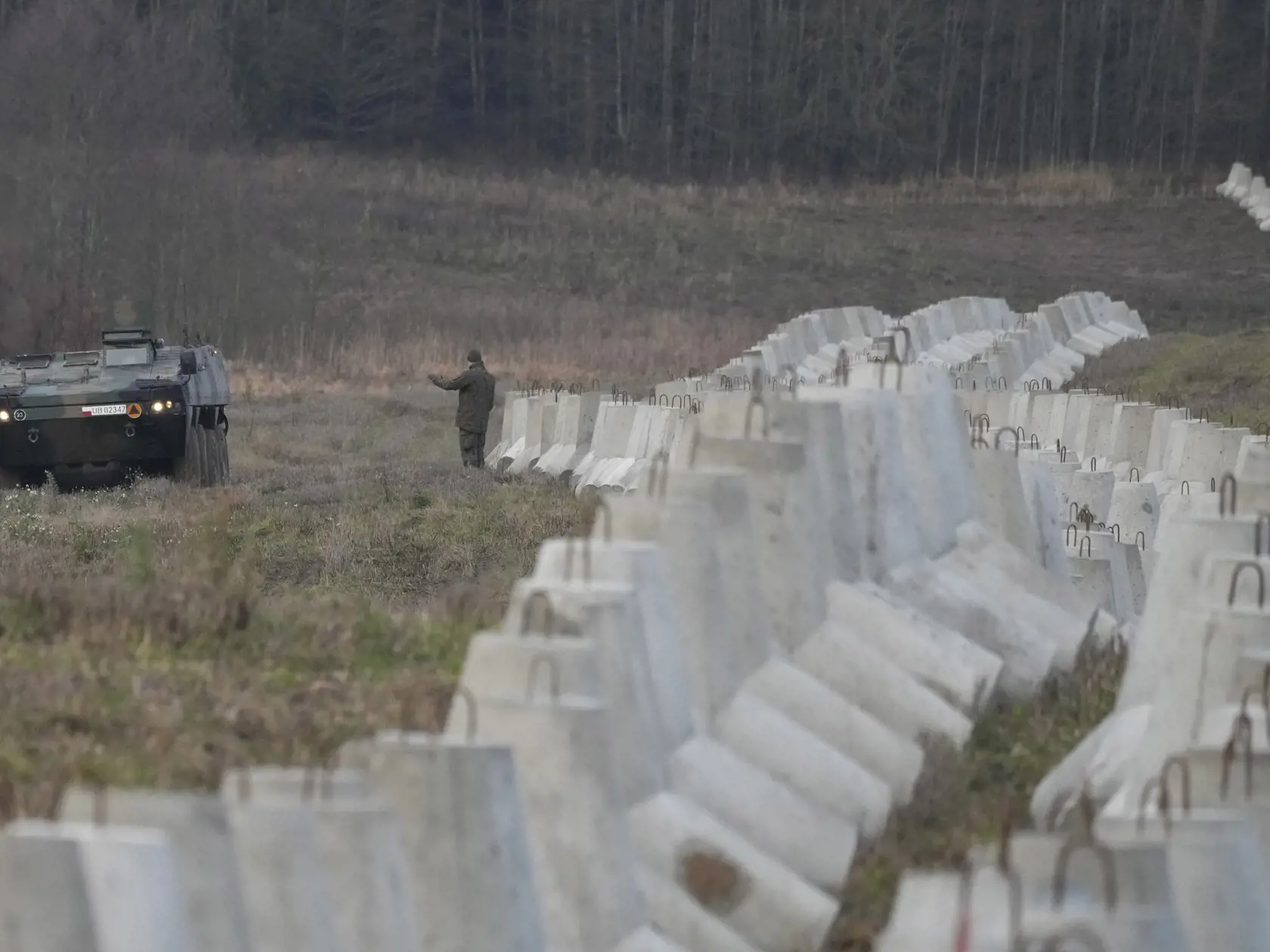 Betónové zábrany, ktoré sú súčasťou poľského opevnenia na hranici s Ruskom, v poľskom meste Dabrowka v sobotu 30. novembra 2024.
