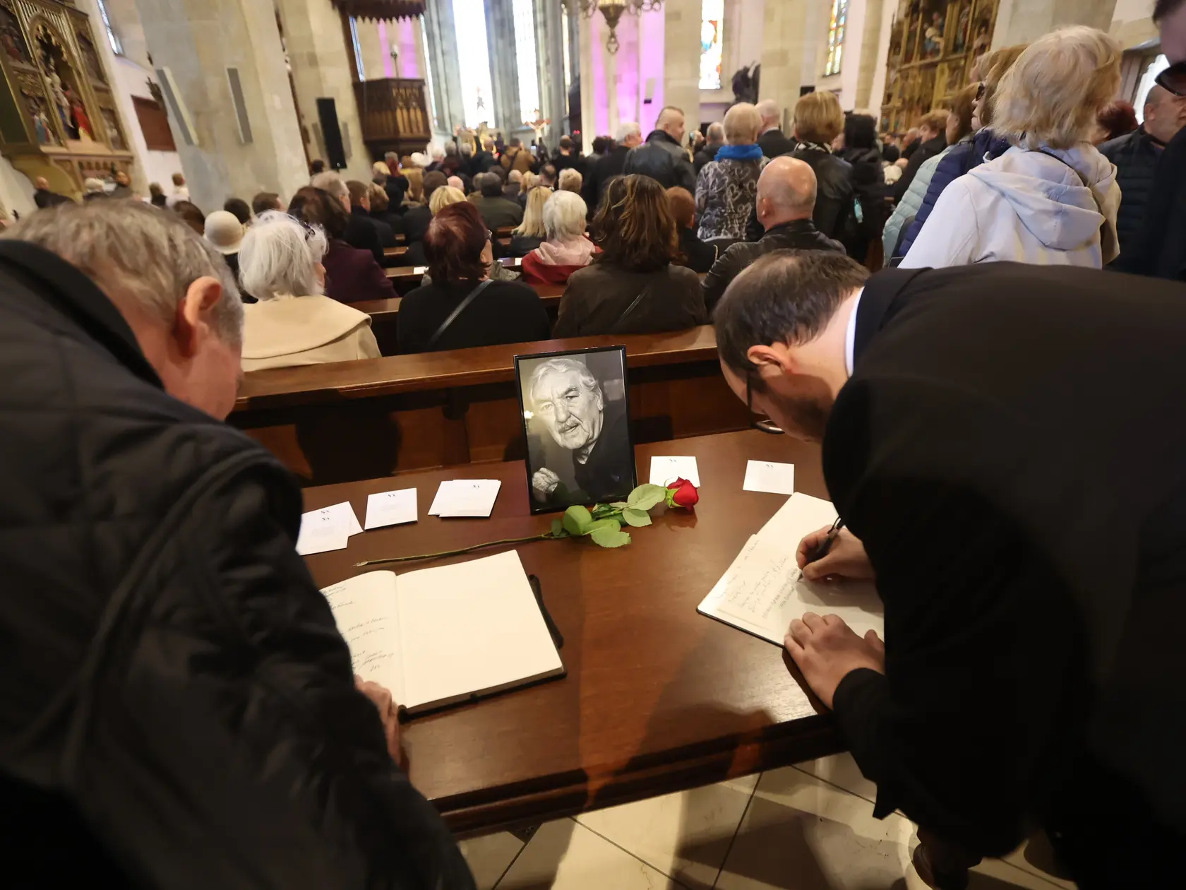 Posledná rozlúčka s hercom Štefanom Kvietikom († 90) v Katedrále sv. Martina v Bratislave.