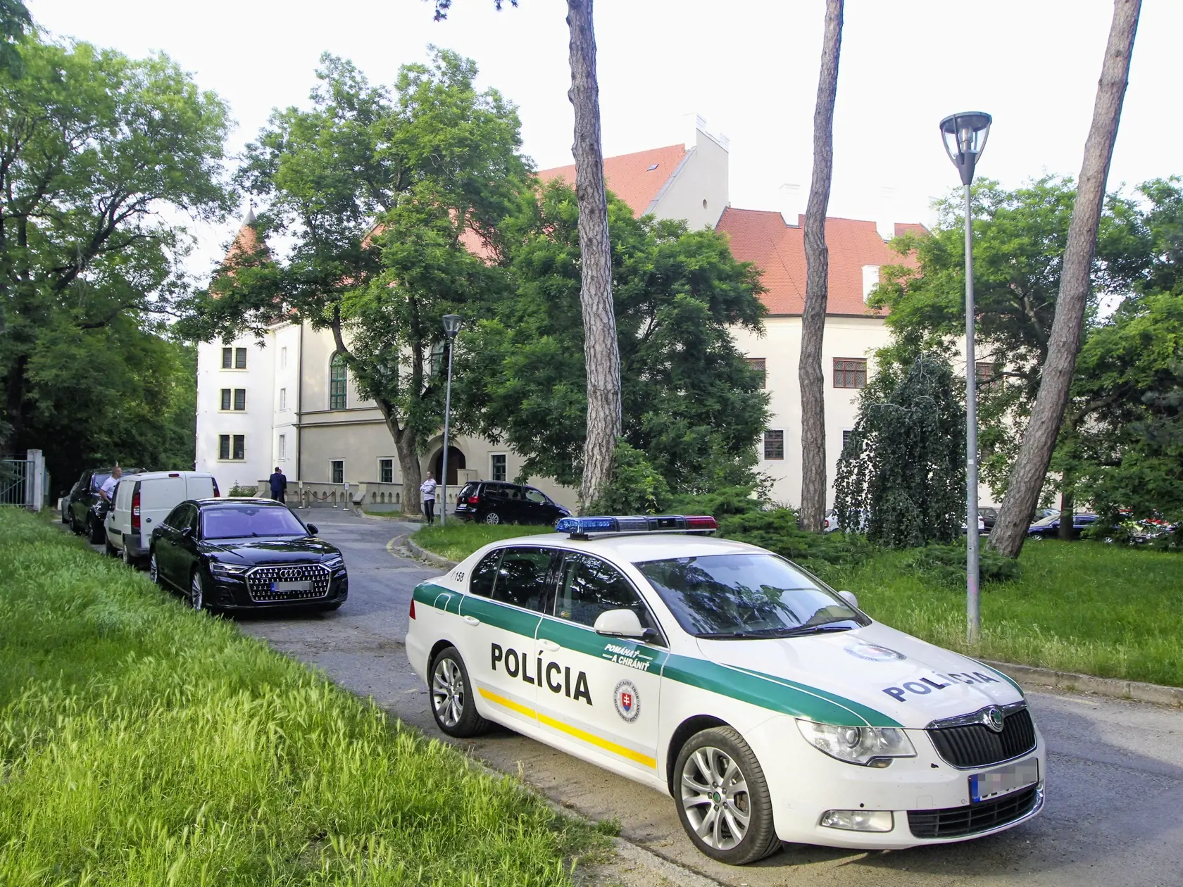 Zámok v Pezinku. Vchod cez most strážili ochrankári. Žúr skončil niekedy o tretej nadránom.