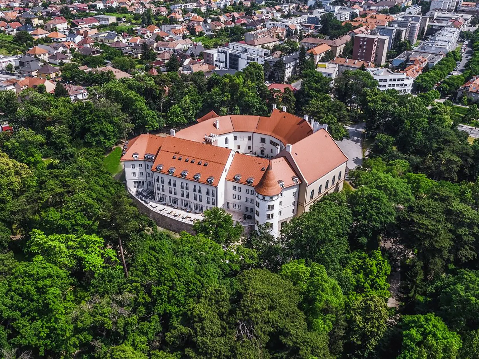 Zámok v Pezinku. Vchod cez most strážili ochrankári. Žúr skončil niekedy o tretej nadránom.
