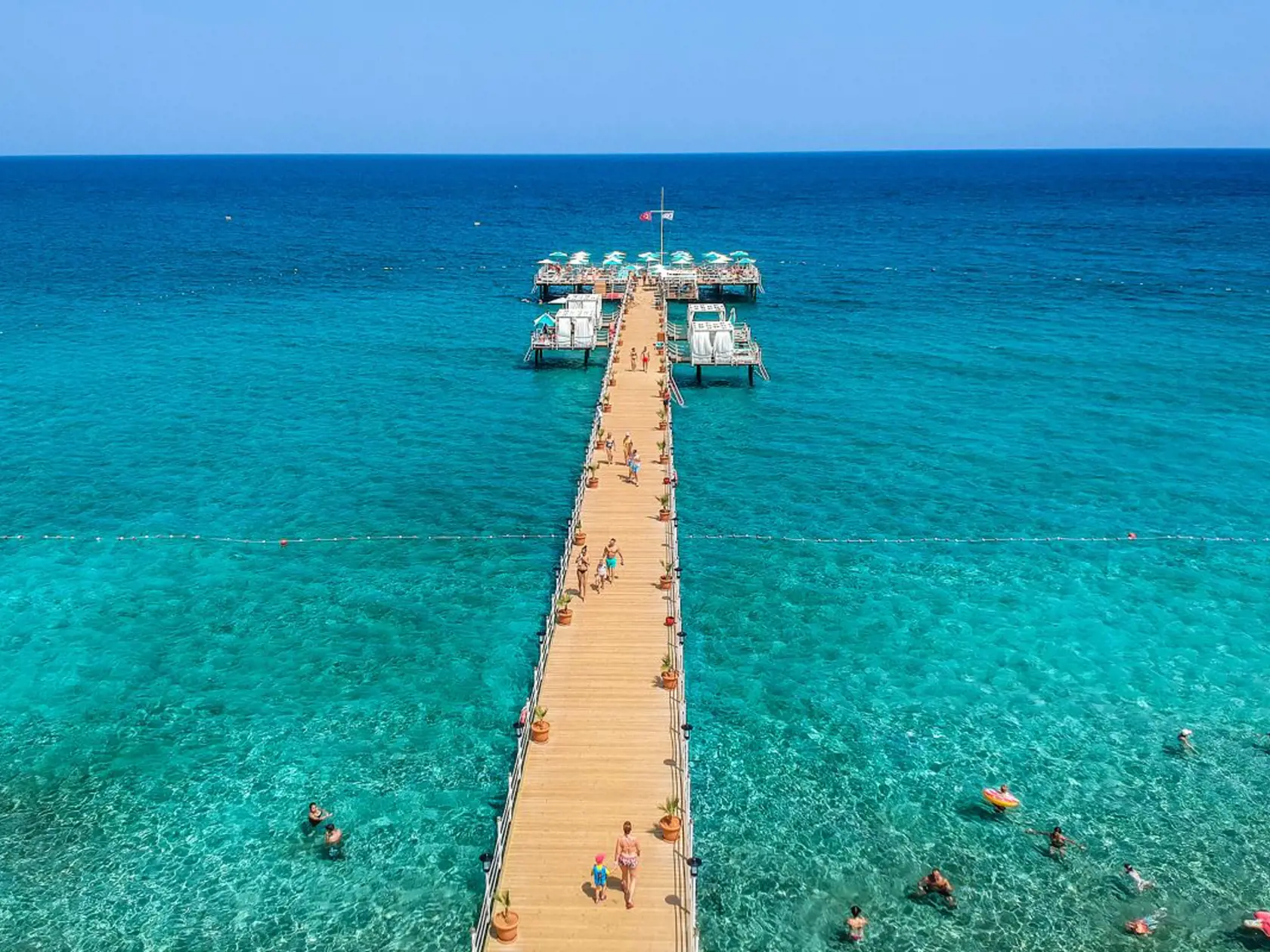 Tyrkysová farba mora a mólo pri hoteli Limak Cyprus, severný Cyprus. 