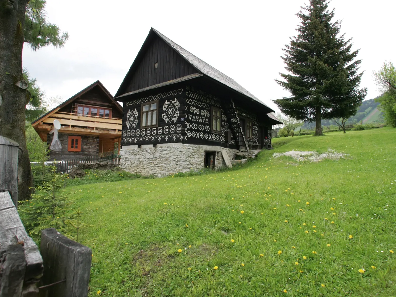 Na snímke drevenice v obci Čičmany, okres Žilina.