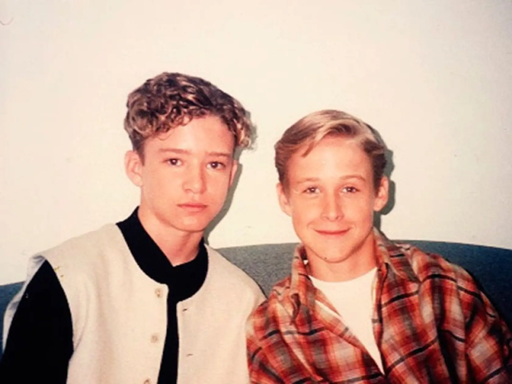Justin Timberlake & Ryan Gosling: Priatelia z Mickey Mouse Clubu. Dokonca sa stali i legálnymi bratmi. Keď Ryan dostal televíznu rolu na Floride, jeho mama stále pracovala v Kanade, a tak sa na ten čas stala Ryanovou zákonnou opatrovníčkou Justinova mama.