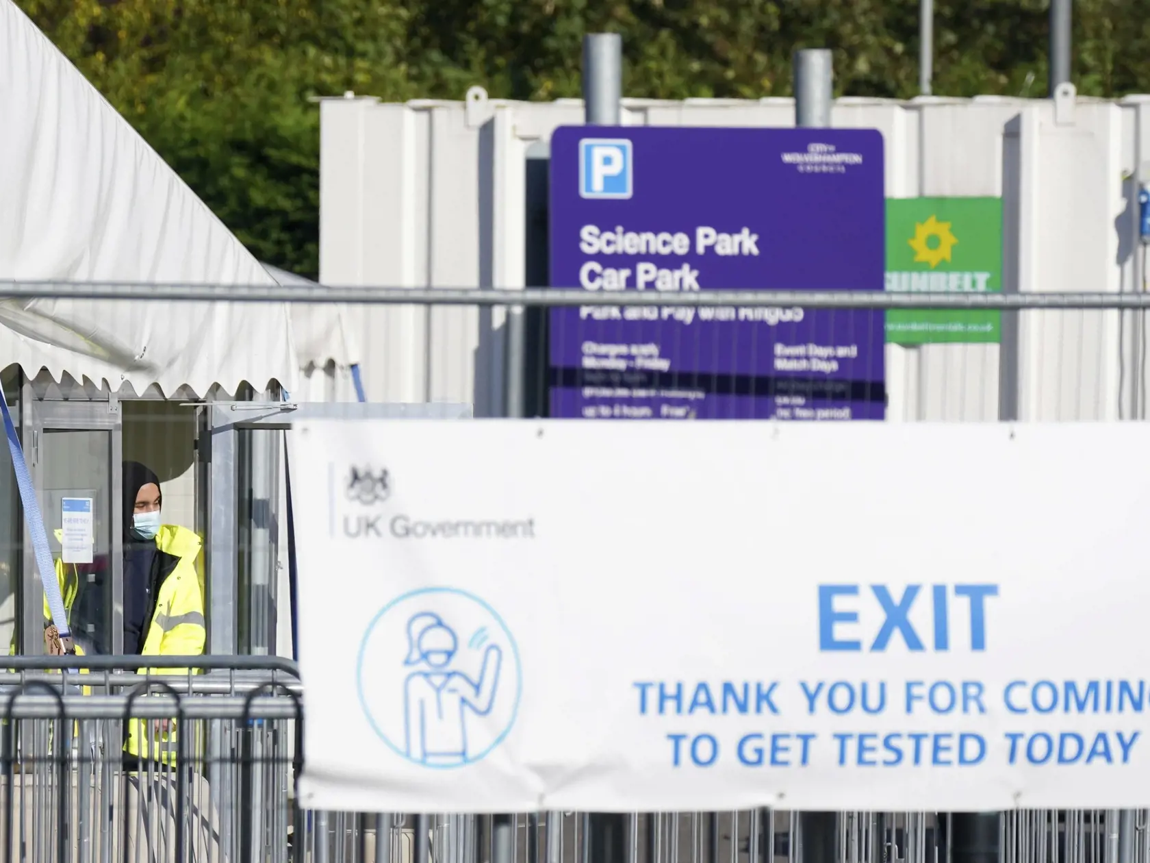 WA 7 Wolverhampton - Na snímke súkromné laboratórium v anglickom meste Wolverhampton v piatok 15. októbra 2021. Pravdepodobne až 43.000 ľudí v Británii mohlo dostať v priebehu uplynulých dvoch mesiacov falošne negatívny výsledok testu na COVID-19. Oznámili to v piatok miestne úrady. Britský Úrad pre zdravotnú bezpečnosť (UKHSA) uviedol, že laboratórium v meste Wolverhampton dostalo dočasný zákaz analyzovať stery. Stalo sa tak pre zlé vyhodnocovanie PCR testov. FOTO TASR/AP