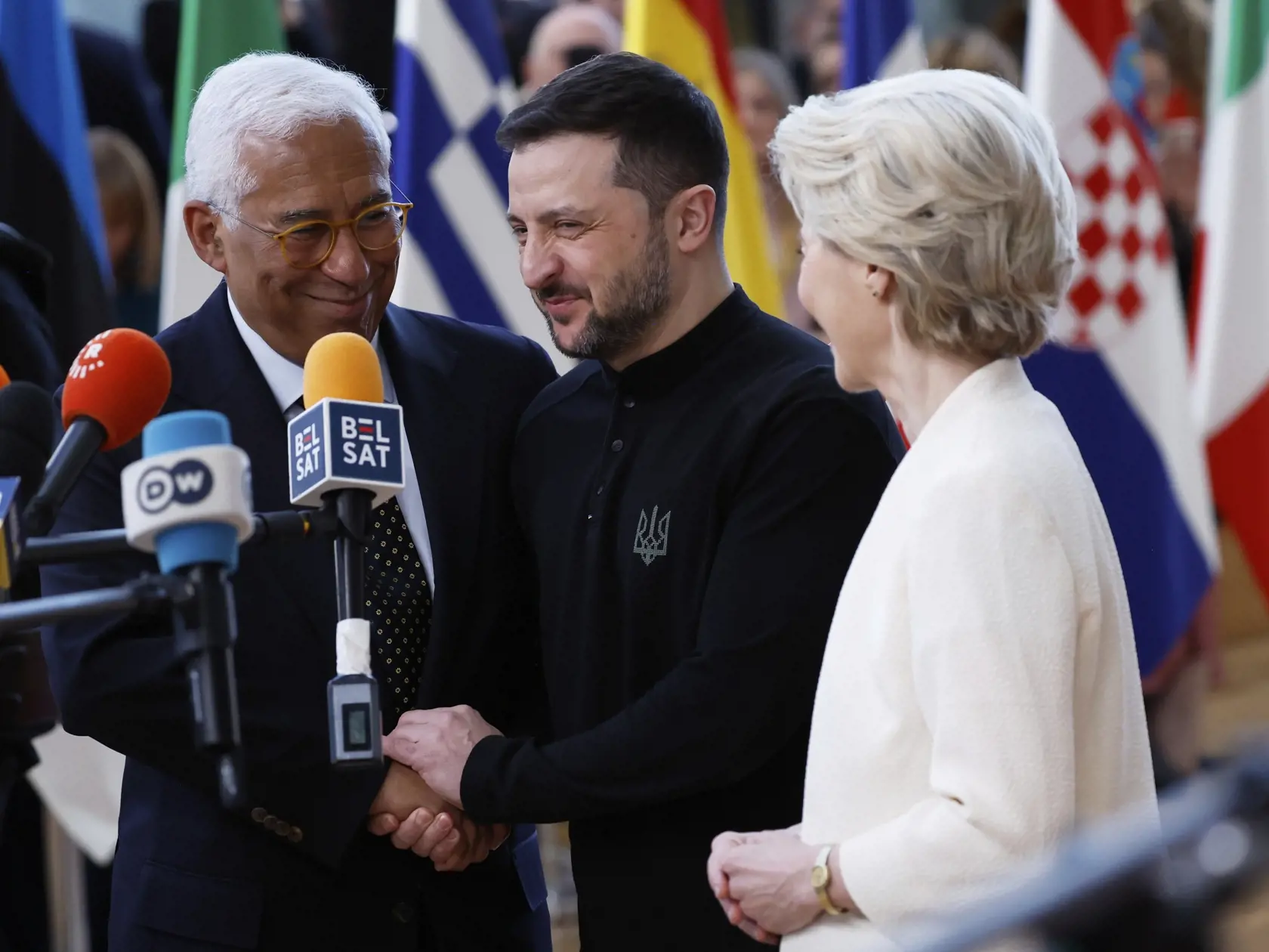 Zľava predseda Európskej rady António Costa, ukrajinský prezident Volodymyr Zelenskyj a predsedníčka Európskej komisie Ursula von der Leyenová prichádzajú na mimoriadny summit EÚ v sídle Európskej rady v Bruseli 6. marca 2025.