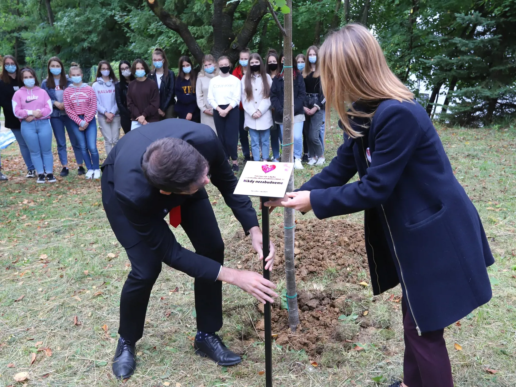 Na snímke slávnostný akt výsadby prvej spomienkovej lipy pre obete pandémie COVID-19, ktorým oficiálne odštartoval celoslovenský projekt budovania unikátnych Živých pietnych miest na pamiatku vyše 15-tisíc obetí v areáli Strednej zdravotníckej školy v Banskej Bystrici 24. septembra 2021. FOTO TASR - Ján Krošlák