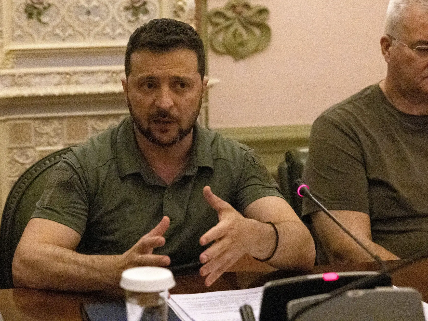 Ukrajinský prezident Volodymyr Zelenskyj gestikuluje počas spoločnej tlačovej konferencie s írskym premiérom Leom Varadkarom v Kyjeve v stredu 19. júla 2023.