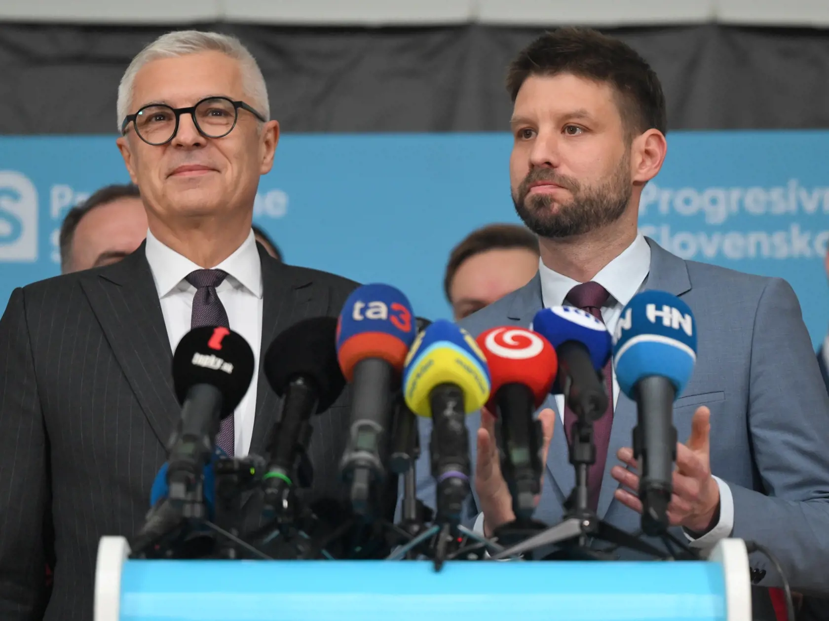 Na snímke zľava bývalý minister zahraničných vecí a neúspešný prezidentský kandidát Ivan Korčok a líder Progresívneho Slovenska (PS) Michal Šimečka počas tlačovej konferencie v Bratislave 11. novembra 2024. Do opozičného hnutia PS vstupuje exminister zahraničných vecí a neúspešný prezidentský kandidát Ivan Korčok.