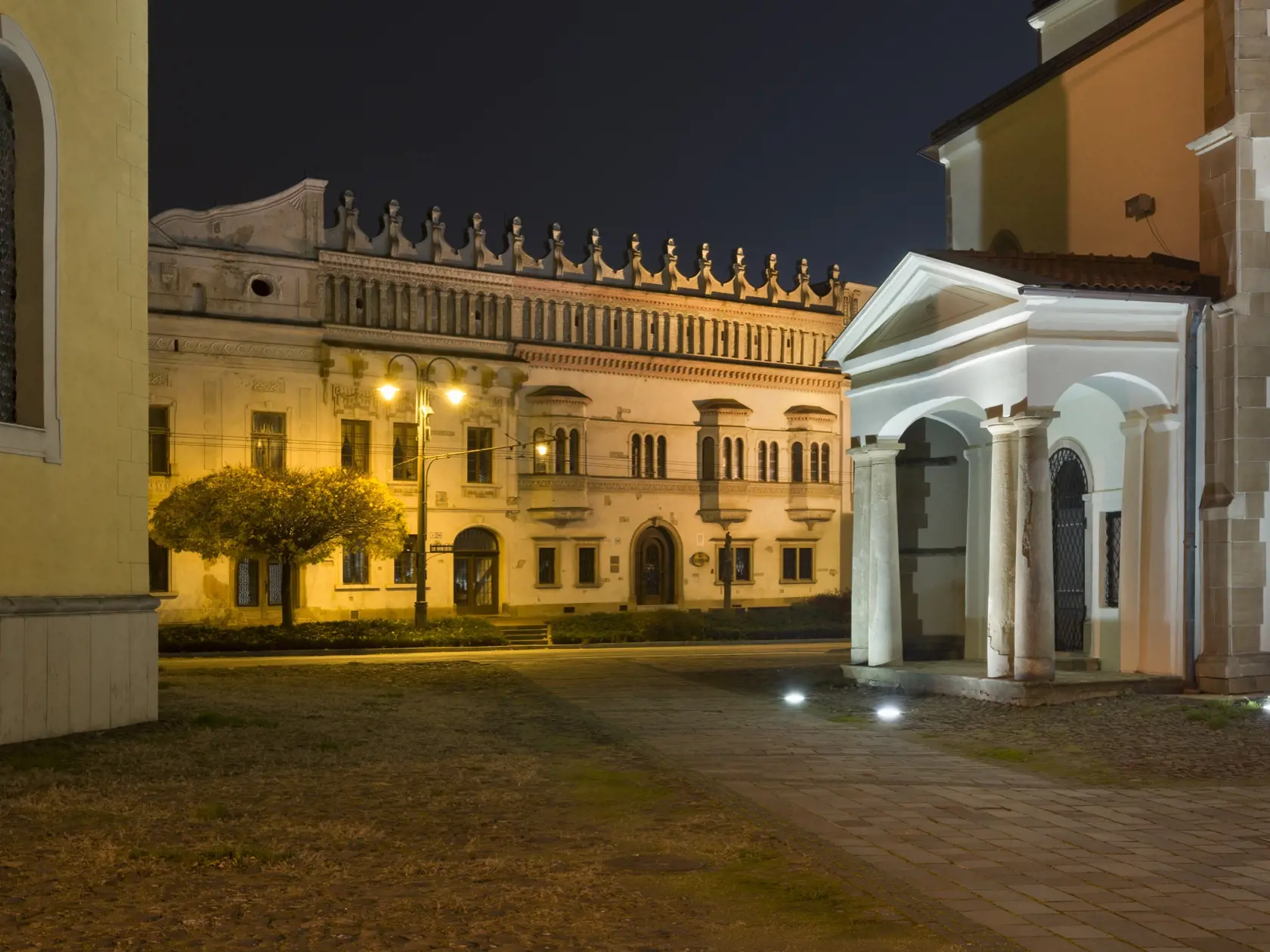 Večerný Prešov. Na snímke v pozadí Rákociho palác v historickom centre Prešova, sídlo Krajského múzea v Prešove. V Prešove 9. novembra 2022. FOTO TASR – Milan Kapusta

