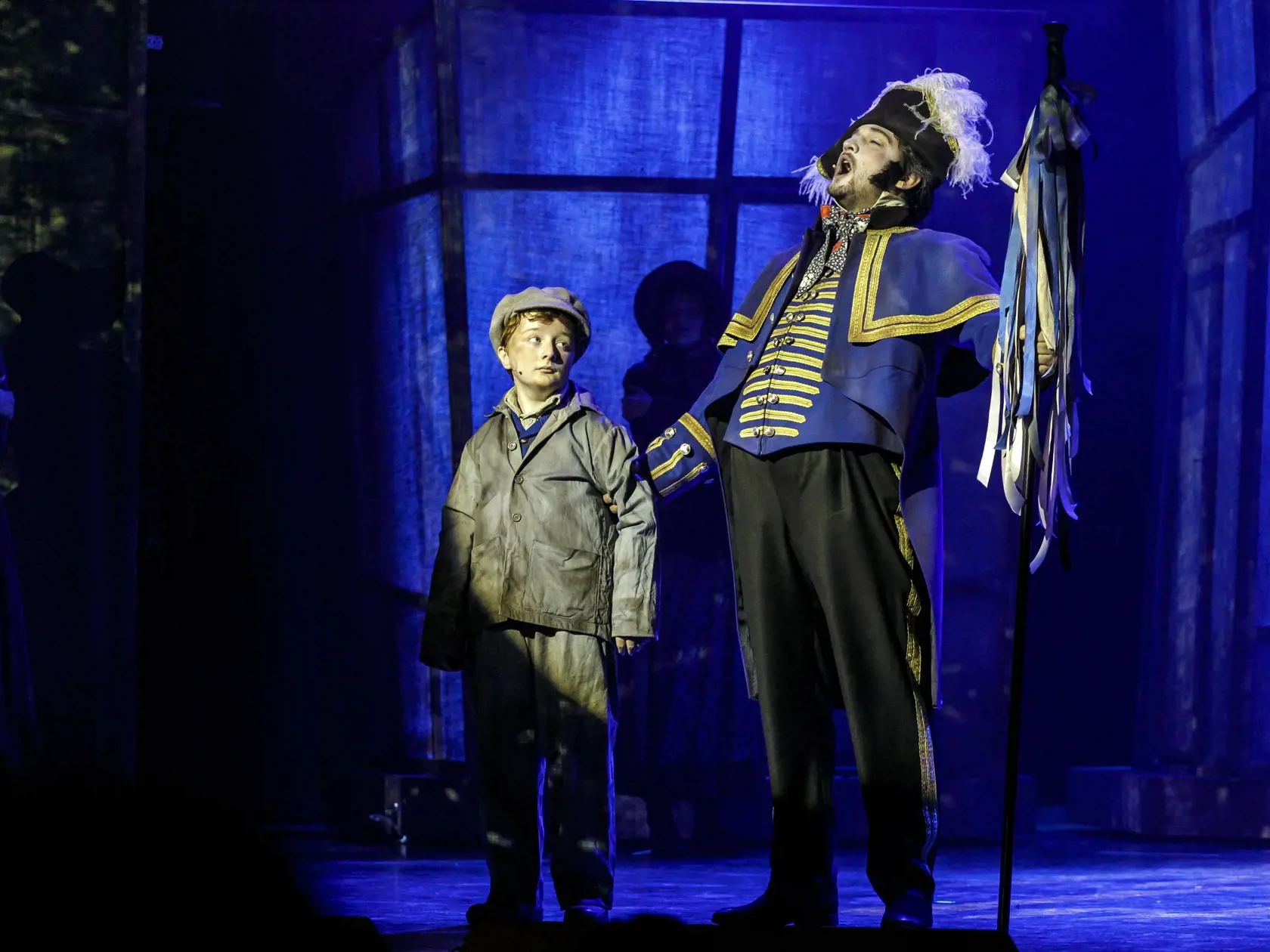 Na snímke zľava herci Tomáš Novák (Oliver Twist) a Peter Makranský (Bumble) počas verejnej generálky muzikálu  Oliver! v Divadle Nová scéna v Bratislave 7. marca 2024. FOTO TASR - Dano Veselský