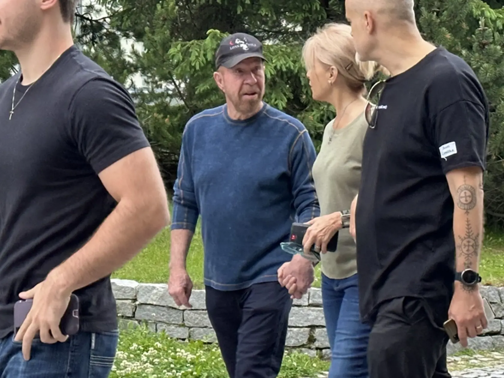 Spoločnosť Chuckovi Norrisovi, jeho manželke a synovi robí Jaro Slávik.