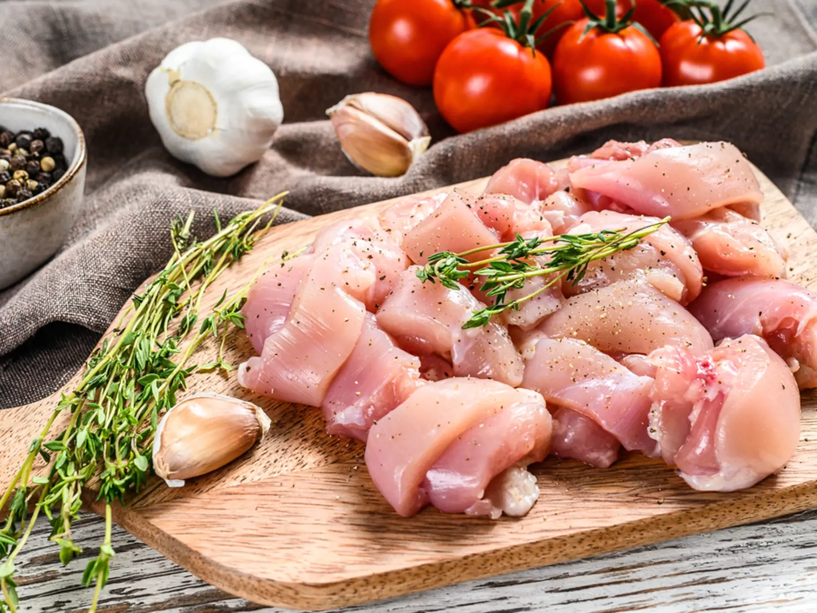 Pri ohrievaní kuracieho mäsa v mikrovlnke hrozí salmonelóza. Je to preto, že ohrev v mikrovlnnej rúre nie vždy dokáže zabiť všetky baktérie, keďže mikrovlnkové žiarenie vplýva na mäso zvonku a nie zvnútra. Niektoré tak dokážu prežiť aj opätovný ohrev. Mikrovlnky taktiež neohrievajú jedlo rovnomerne, čím sa zvyšuje pravdepodobnosť, že baktérie, ako je salmonela, ohrev prežijú.
