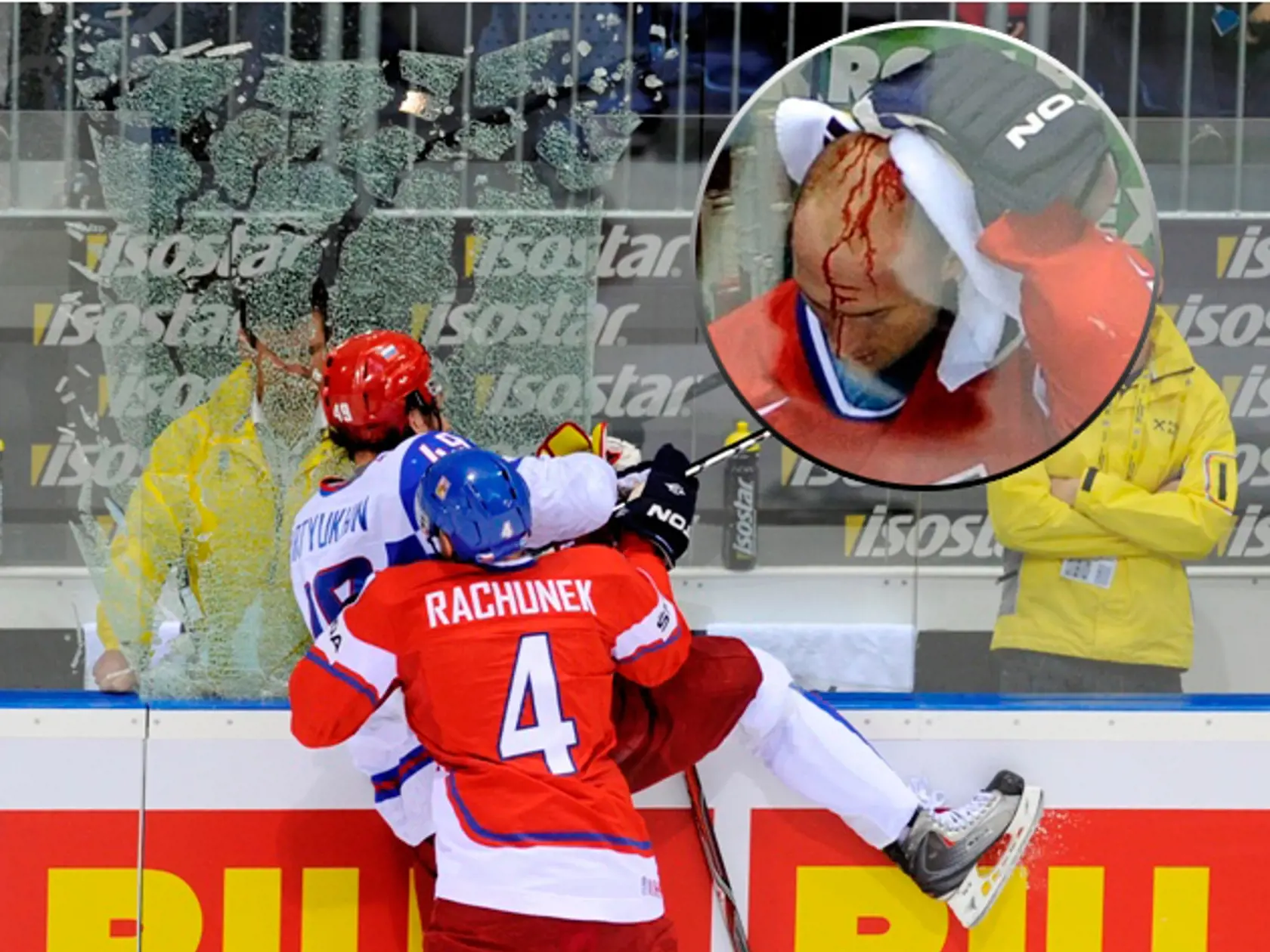 V prvom zápase najskôr ruský obor Arťuchin skrvavil českého beka Rachůnka (hore), ten mu to v boji o bronz vrátil a rozmlátil s ním aj plexisklo.