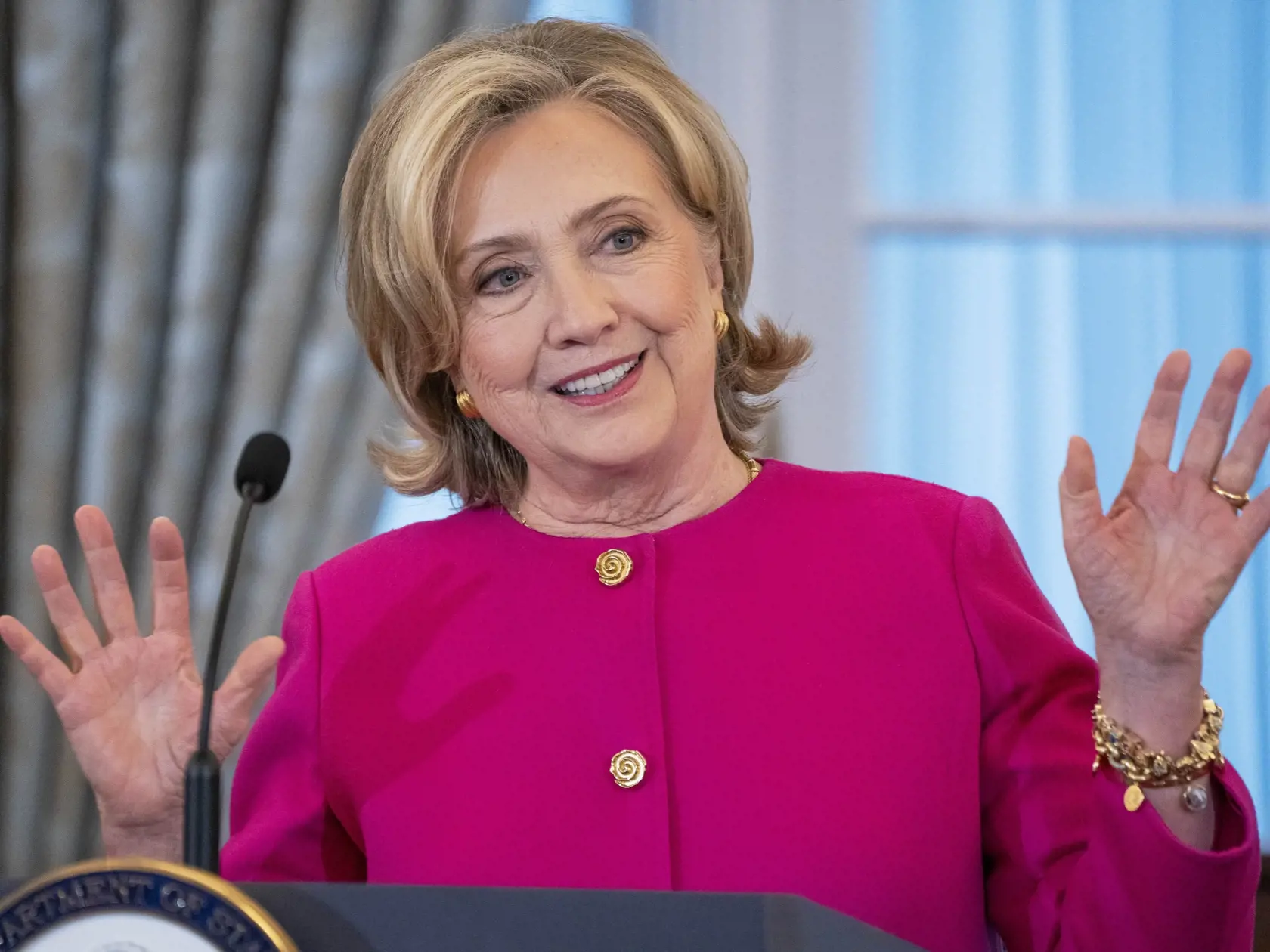 Hillary Clintonovási tiež uvedomuje, že ženy za mužmi zaostávajú v pracovnom postavení.