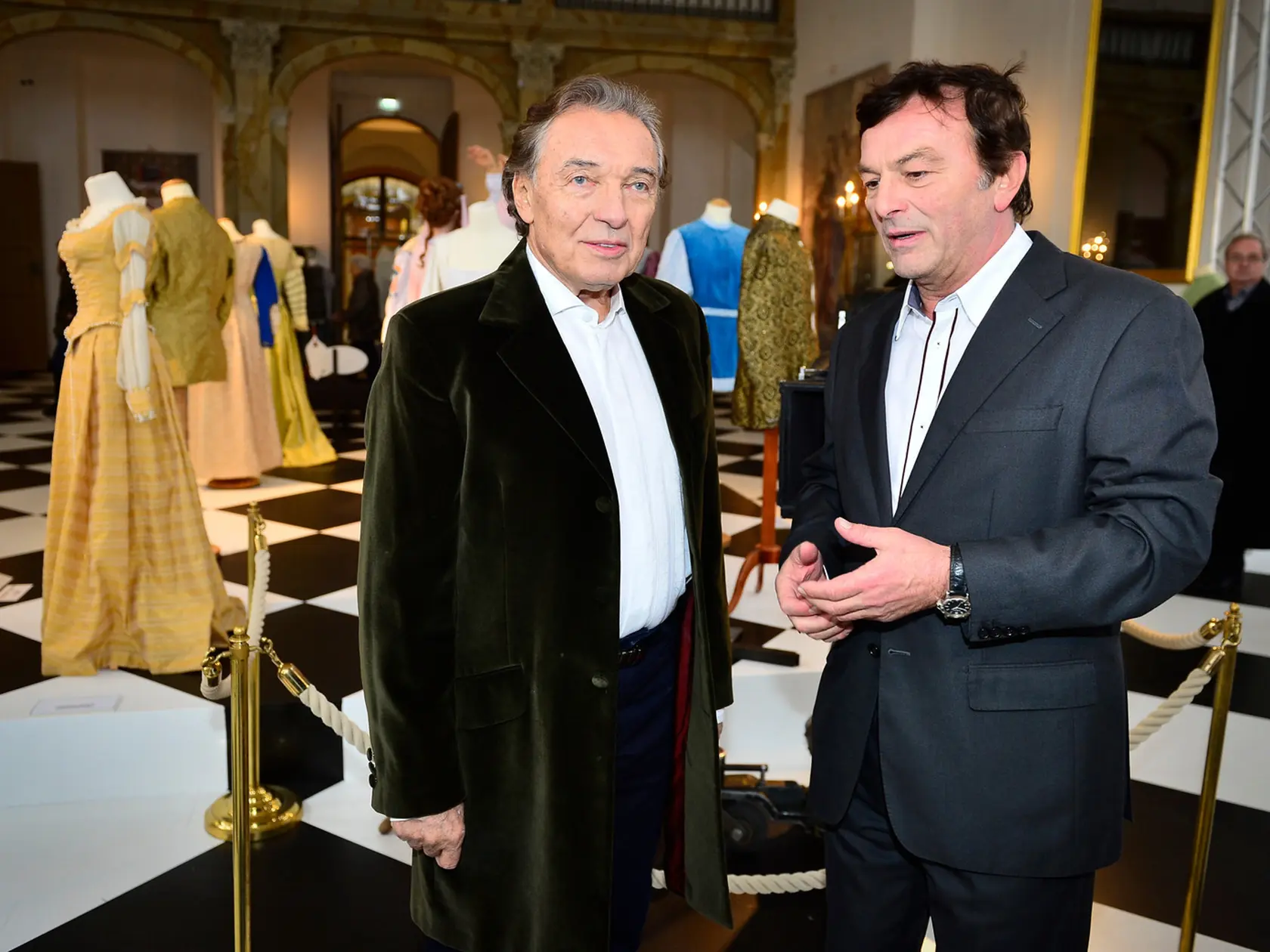 Karel Gott a princ Pavel Trávniček na výstavě k filmu Tri oriešky pre Popolušku na zámku Moritzburg, kde sa film natáčal.