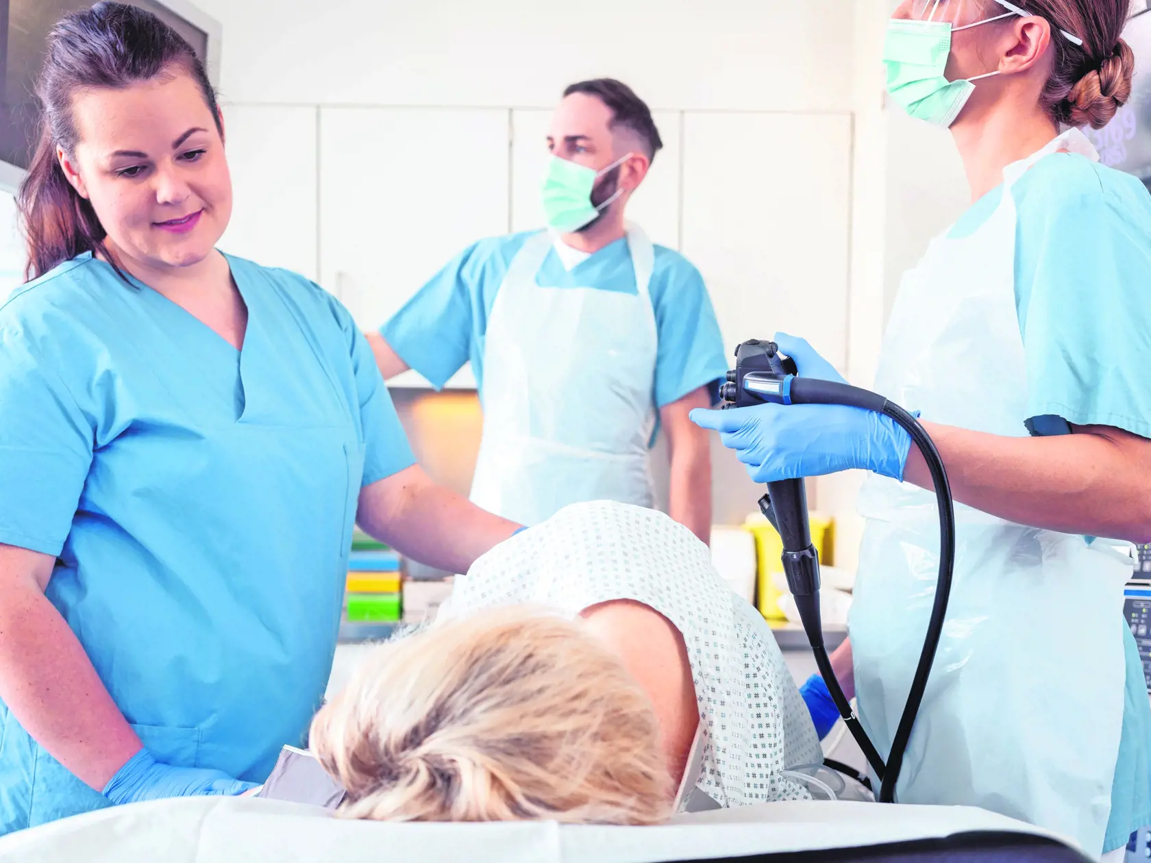 5. AI nástroje dokážu presne analyzovať diagnostické snímky a generovať správy pre rádiológov. To skracuje čas čakania pre pacientov a zvyšuje mieru včasného záchytu ochorenia o 20 % a tým zlepšiť mieru prežitia o 30 až 35 %.

6. AI pomôže pri analýze biopsií, identifikuje nádorové bunky rýchlejšie a presnejšie než tradičné metódy.

7. Chatbot s asistenciou AI umožňuje pacientom získať dôveryhodné odpovede na otázky. Overené informácie znižujú mieru šírenia deziformácií.