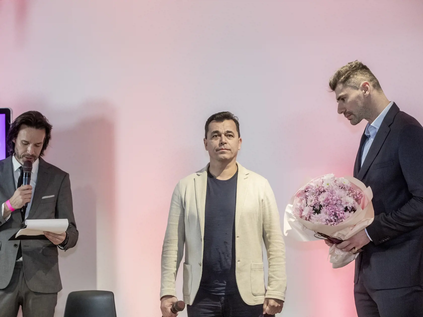 Na snímke je slávnostné vyhlásenie výsledkov ankety MAMA ROKA 2023.  V špeciálnej kategórii OCKO roka zvíťazil hokejista  Juraj Valach. Na fotke je ambasádor pre kategóriu ocko roka Roman Pomajbo.