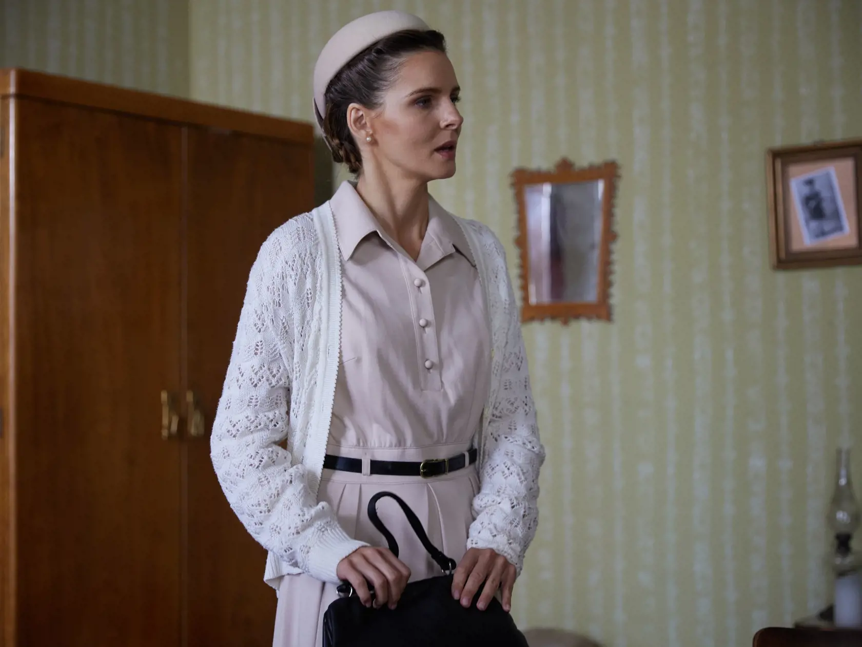 Monika Horváthová na zábere zo 7. série seriálu Dunaj, k vašim službám.