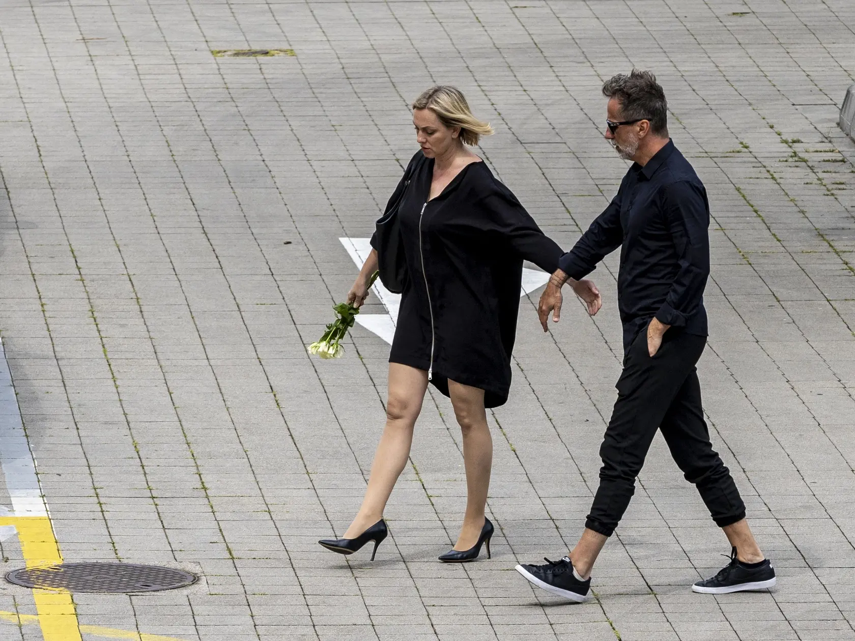 Na snímke je príchod kolegov hercov na poslednú rozlúčku s Danielom Heribanom. Na snímke je Monika Hilmerová a  Jaroslav Bekr.   