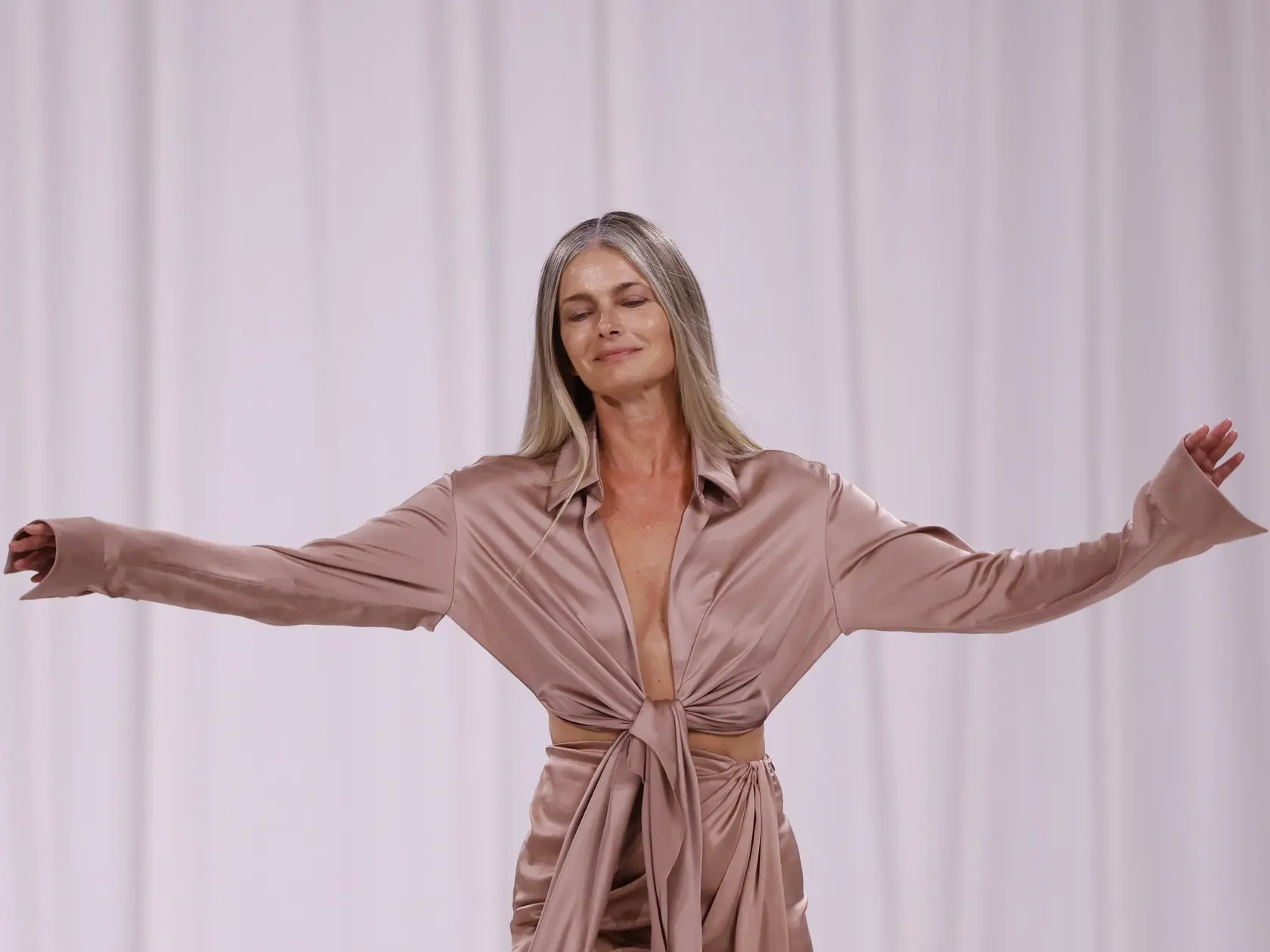 Na snímke americká supermodelka českého pôvodu Pavlína Pořízková predvádza kreáciu značky Balmain z dámskej kolekcie pre sezónu jar/leto 2025 na prehliadke v Paríži 25. septembra 2024. FOTO TASR/AP