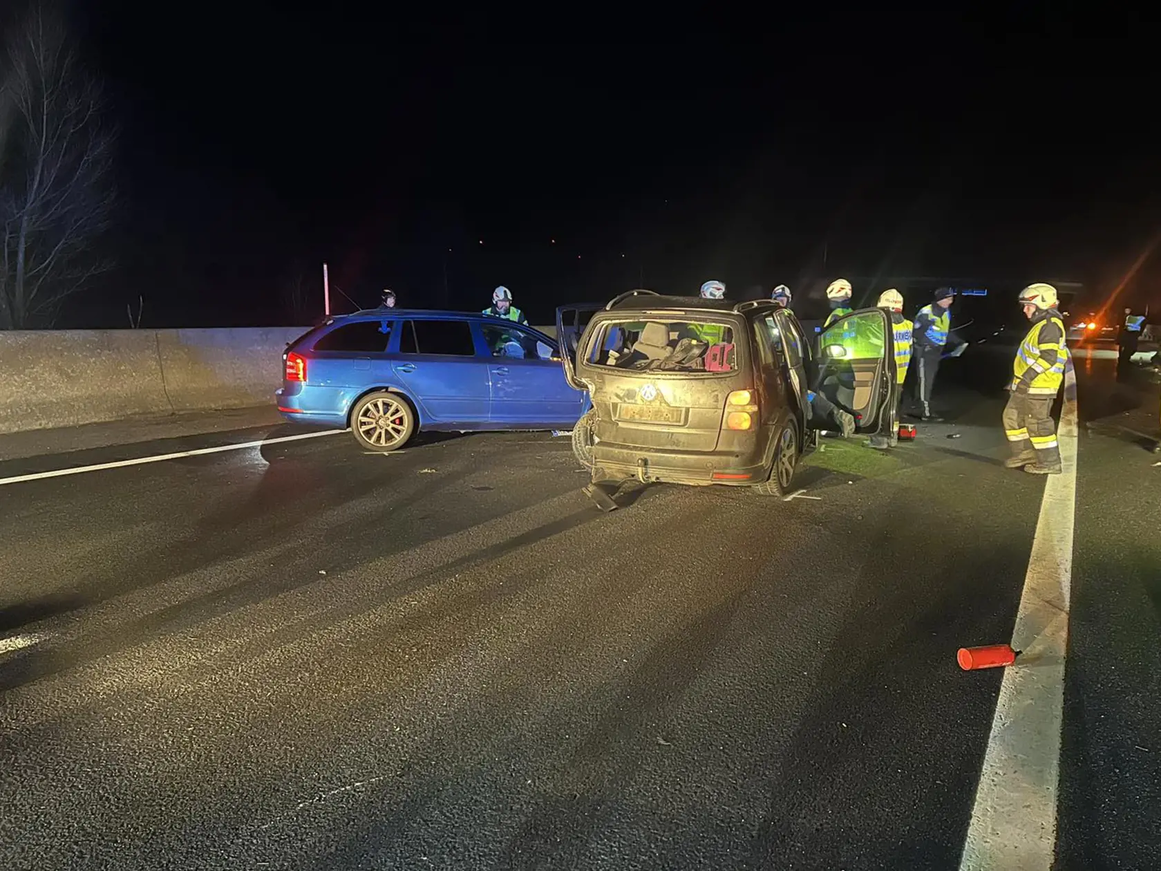 Vážna nehoda sa stala dnes v skorých ranných hodinách na severovýchodnej diaľnici A6 pri Potzneusiedl (okres Neusiedl am See) v Rakúsku. Na mieste došlo k nehode troch áut. Jedna osoba zomrela na mieste nehody. Ďalších šesť ľudí utrpelo ľahké zranenia.