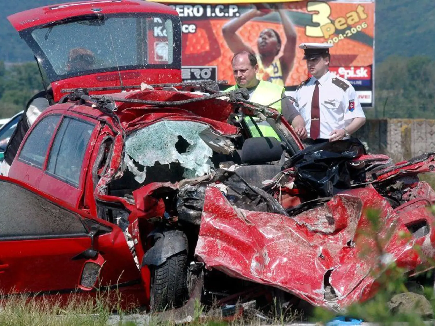 Zdemolované auto Škoda Octavia Combi riaditeľa Ústavu pamäti národa Jána Langoša.