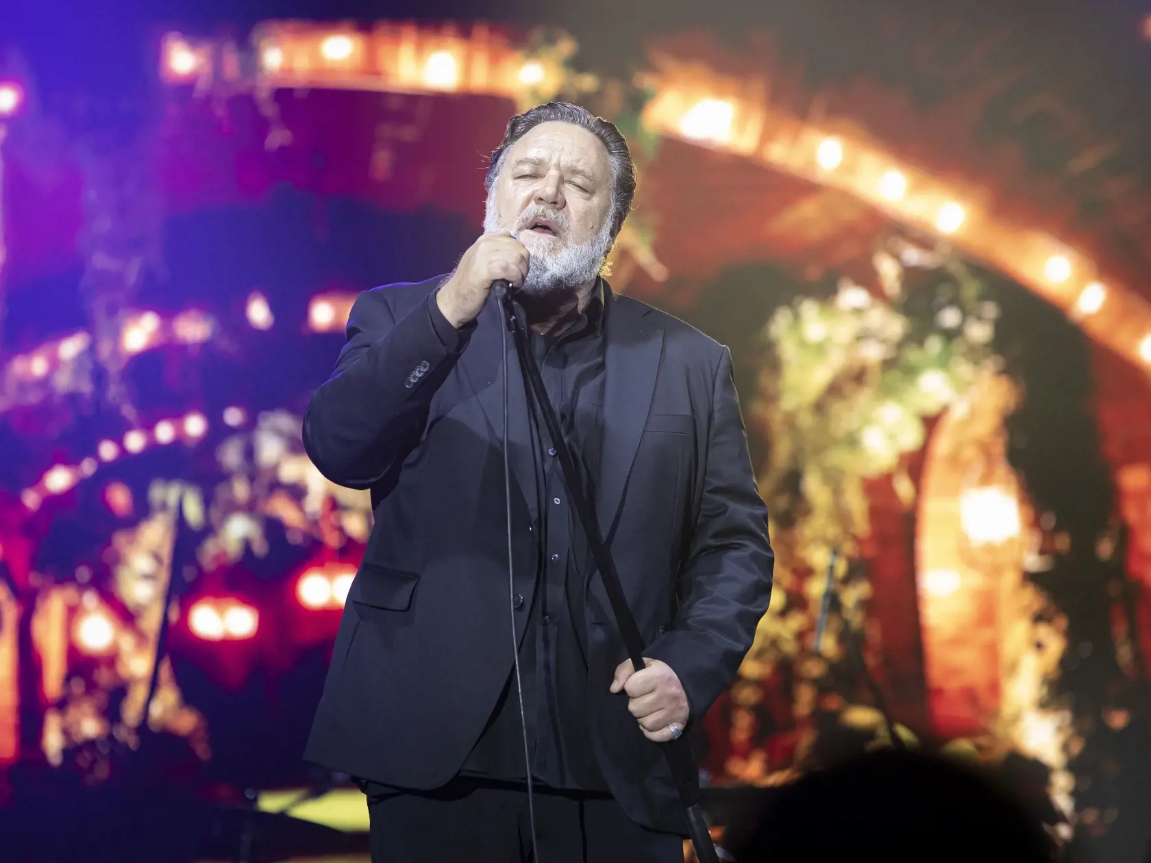Rodák z Nového Zélandu Russel Crowe odštartoval 57. ročník festivalu a so svojou kapelou Indoor Garden Party poriadne rozprúdil daždivú atmosféru.