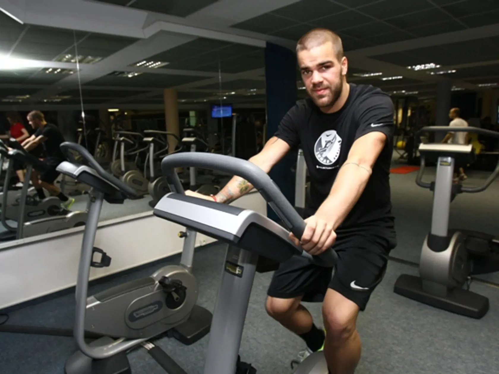 Filip Šebo trénuje
v posilňovni pod dohľadom
kondičného trénera Maroša
Molnára.