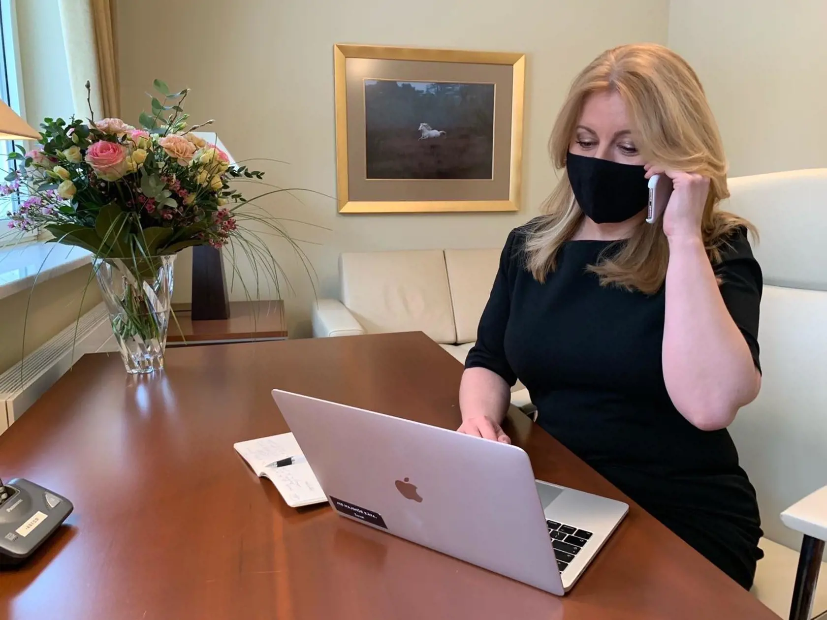 Prezidentka Zuzana Čaputová počas telefonátu.