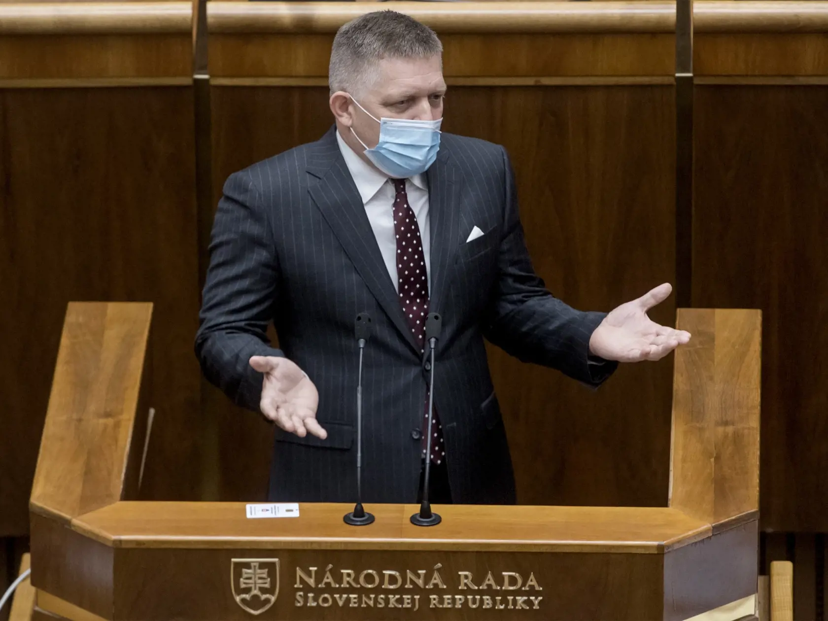 Na snímke je poslanec NR SR  Robert Fico (Smer-SD) počas mimoriadnej schôdze NR SR.