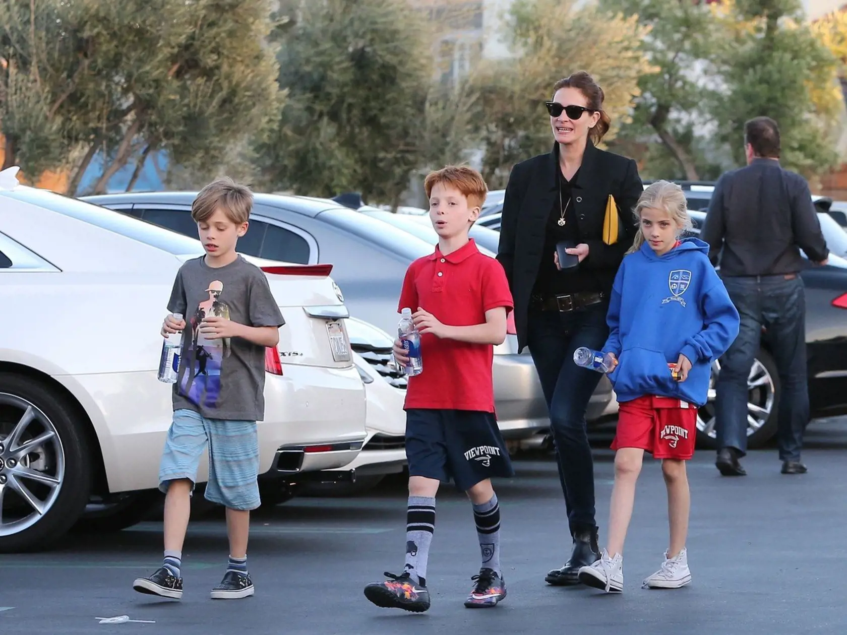 Svoje deti drží nakrátko aj veľmi obľúbená hollywoodska herečka Julia Roberts. Od svojich detí žiada dodržiavať rôzne pravidlá a vyžaduje od nich disciplínu. Obhajuje to tým, že aj ona sama bola vychovaná vo veľmi prísnom prostredí a svojim deťom chce odovzdať rovnaké výchovné princípy. Jej tri deti napríklad nesmú jesť sladkosti a nezdravé fastfoodové jedlá. Zmrzlinu alebo sušienky im Roberts povolí len pri zvláštnych príležitostiach, ako sú napríklad oslavy.