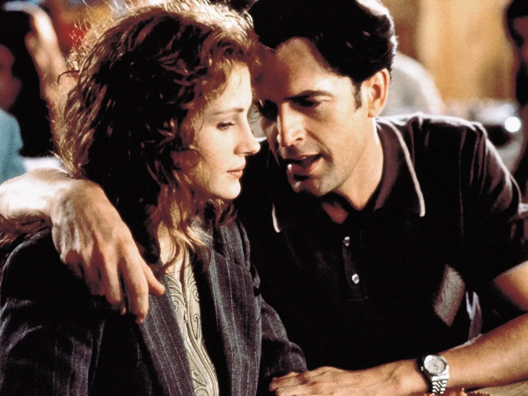 Julia Roberts a Rupert Everett v „Svadba môjho najlepšieho priateľa“ – obzvlášť trápna je tu scéna, kedy George spieva Julianne v reštaurácii pieseň „I say a little prayer“. Bolo by to celkom romantické, keby George nebol vo filme očividne inak orientovaný a Julianninho priateľa nehral iba navonok.

