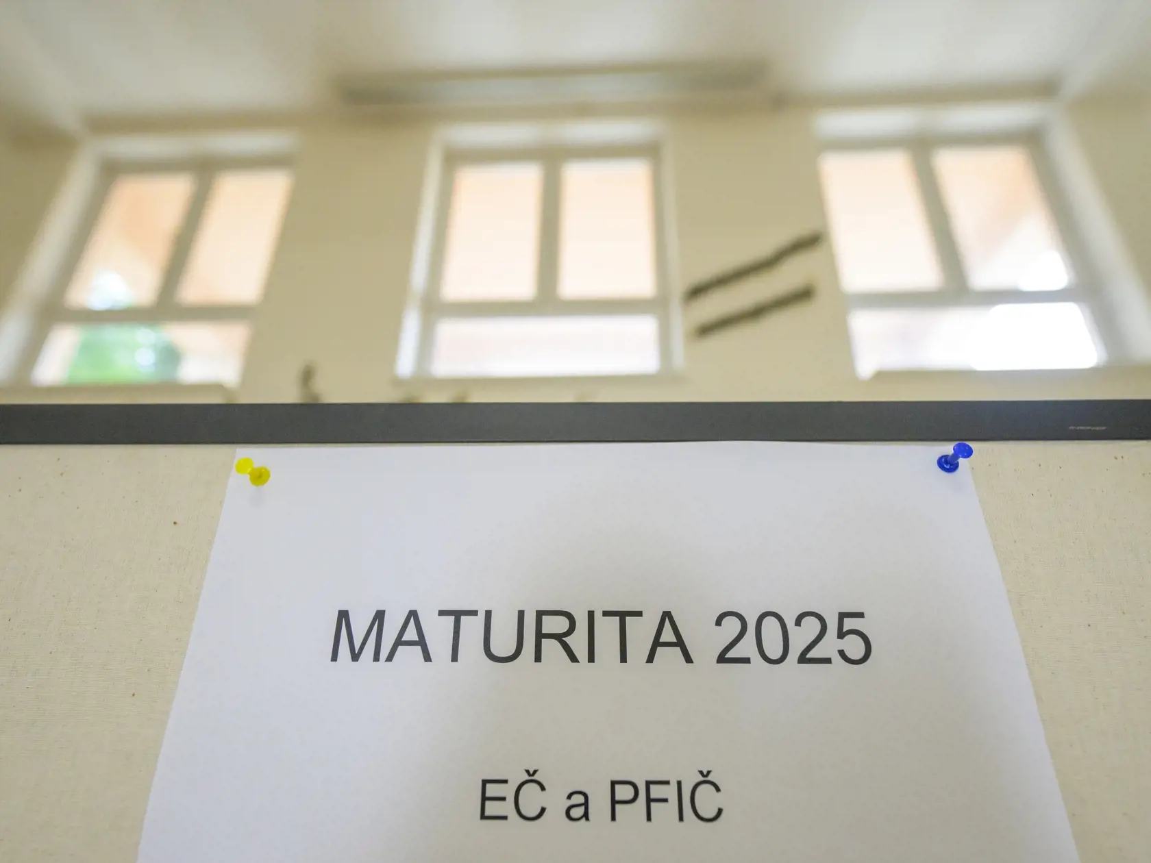 Na snímke nadpis maturity v areáli školy Gymnázia Jána Adama Raymana pred externou časťou a písomnou formou internej časti maturitnej skúšky zo slovenského jazyka a literatúry na Gymnáziu Jána Adama Raymana v Prešove 11. marca 2025.