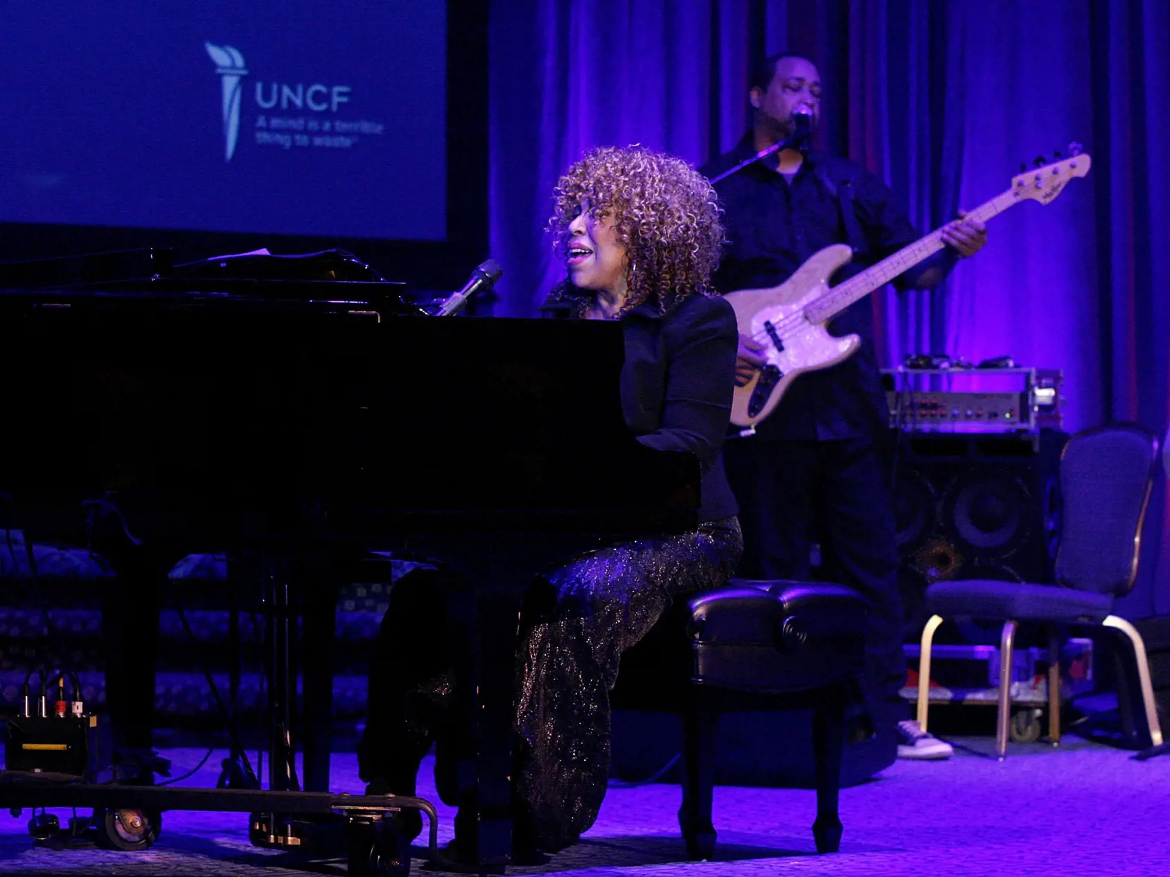 V 88 rokoch zomrela 24. februára 2025 americká speváčka a pianistka Roberta Flack, niekoľkonásobná držiteľka ocenenia Grammy.