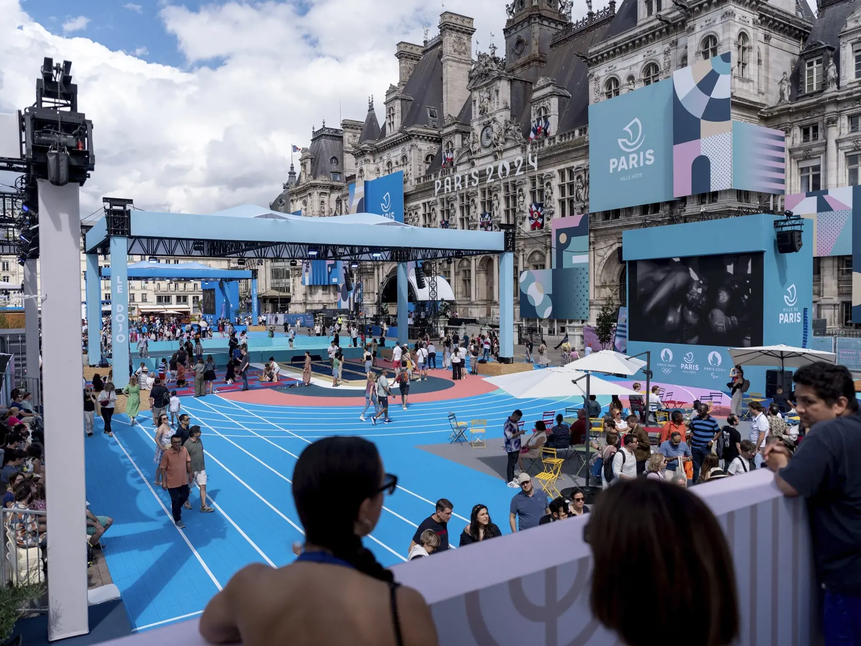 Na snímke fanzóna pred vyzdobenou radnicou pred XXIII. letnými olympijskými hrami v Paríži 21. júla 2024. Letné olympijské hry sa budú vo francúzskej metropole konať od 26. júla do 11. augusta 2024.