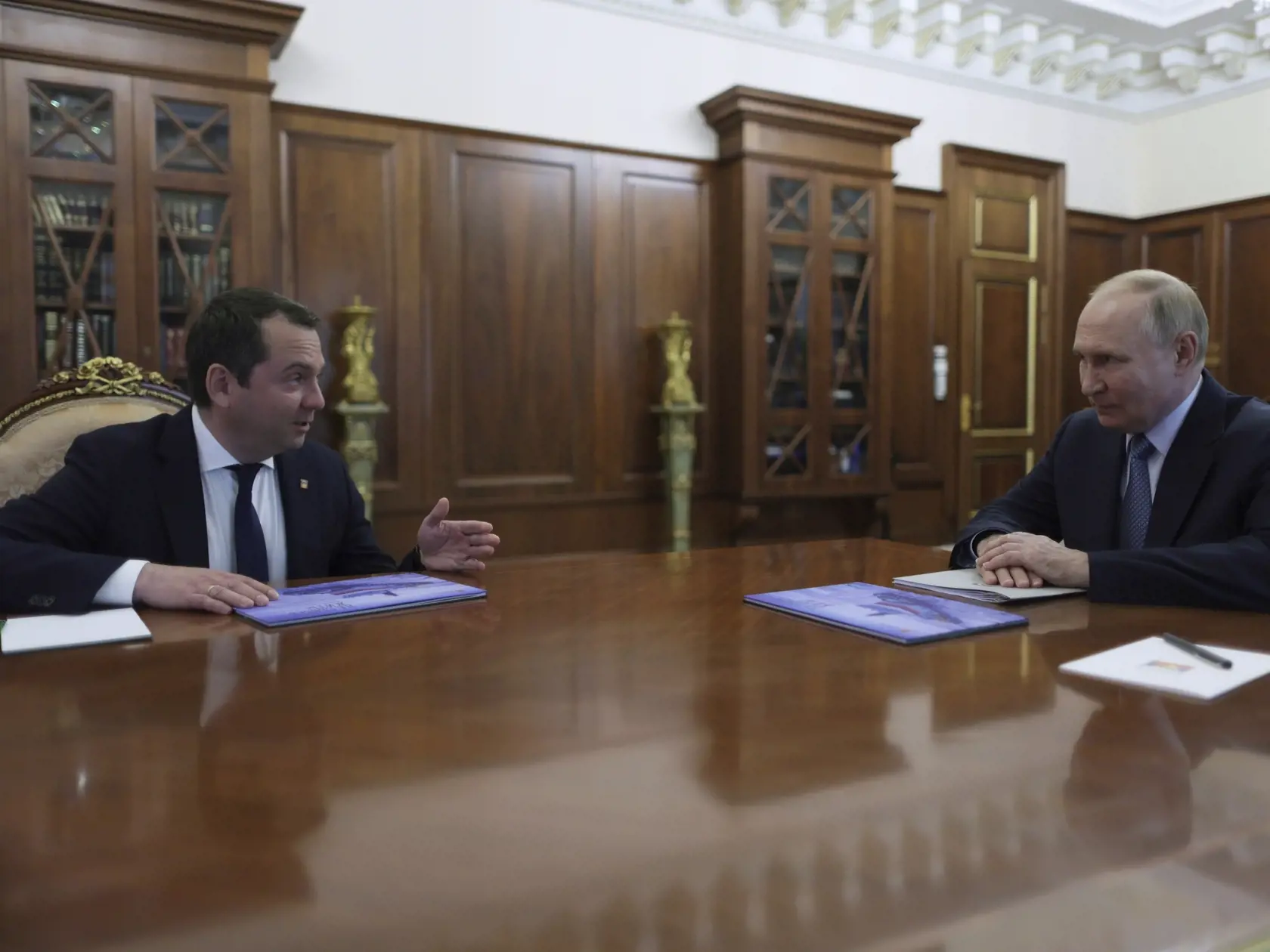 EBE 3 Moskva - Na snímke sprava ruský prezident Vladimir Putin a gubernátor ruského regiónu Murmansk Andrej Čibis počas prijatia v Kremli v Moskve 6. augusta 2024. FOTO TASR/AP

Russian President Vladimir Putin, right, speaks with Murmansk region Governor Andrei Chibis, left, during their meeting at the Kremlin in Moscow, Russia, on Tuesday, Aug. 6, 2024. (Gavriil Grigorov, Sputnik, Kremlin Pool Photo via AP)
