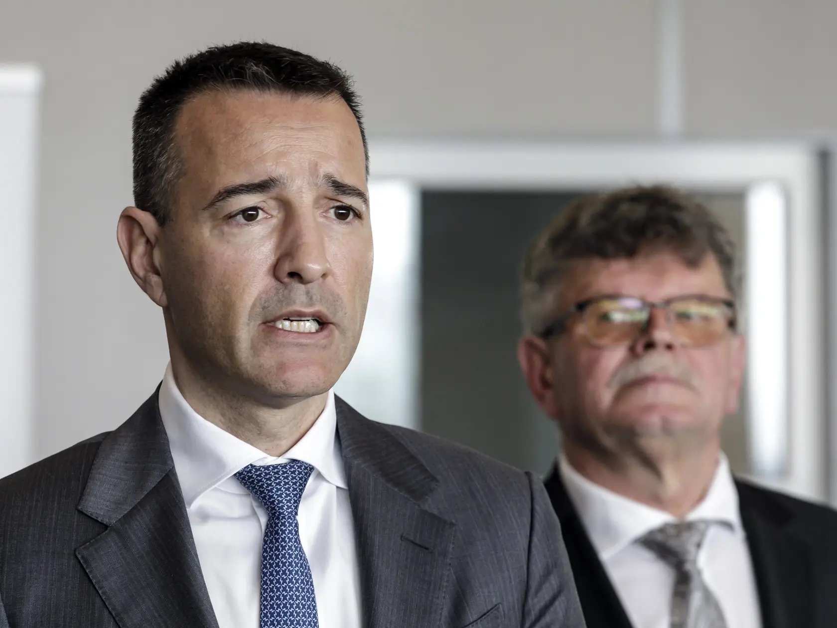 Na snímke zľava minister školstva, výskumu, vývoja a mládeže SR Tomáš Drucker (Hlas-SD) a predseda Odborového zväzu pracovníkov školstva a vedy na Slovensku Pavel Ondek počas tlačovej konferencie po podpise Memoranda o spolupráci a sociálnom zmieri v rezorte školstva v Bratislave 26. marca 2025.