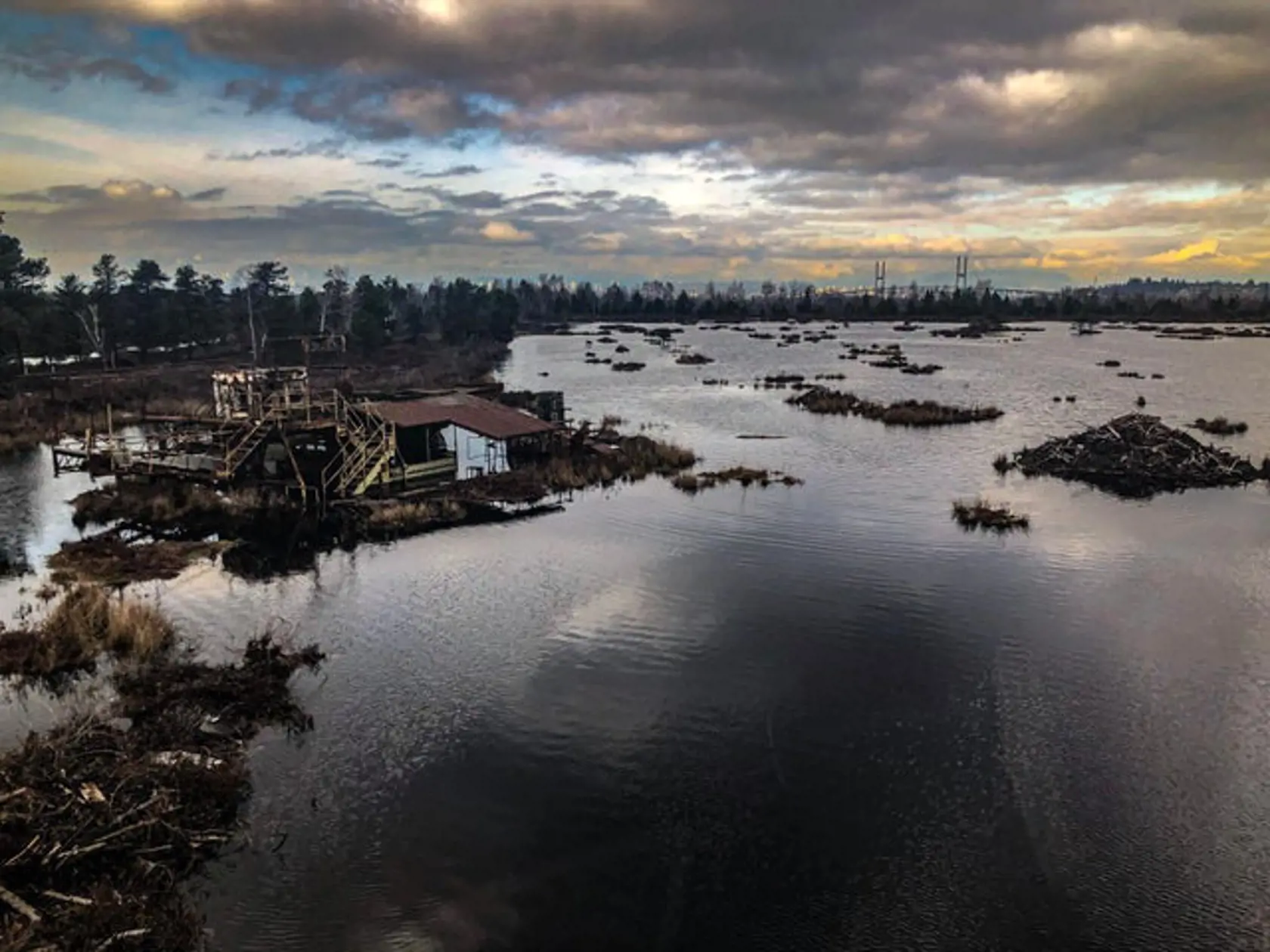 Opustená továreň na spracovanie rašeliny: Burn's Bog, Vancouver.