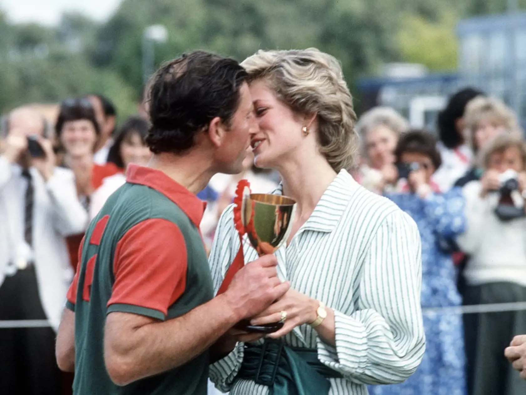 Diana a Charles si dávajú bozk po charitatívnom pólo zápase vo Windsore v roku 1985.