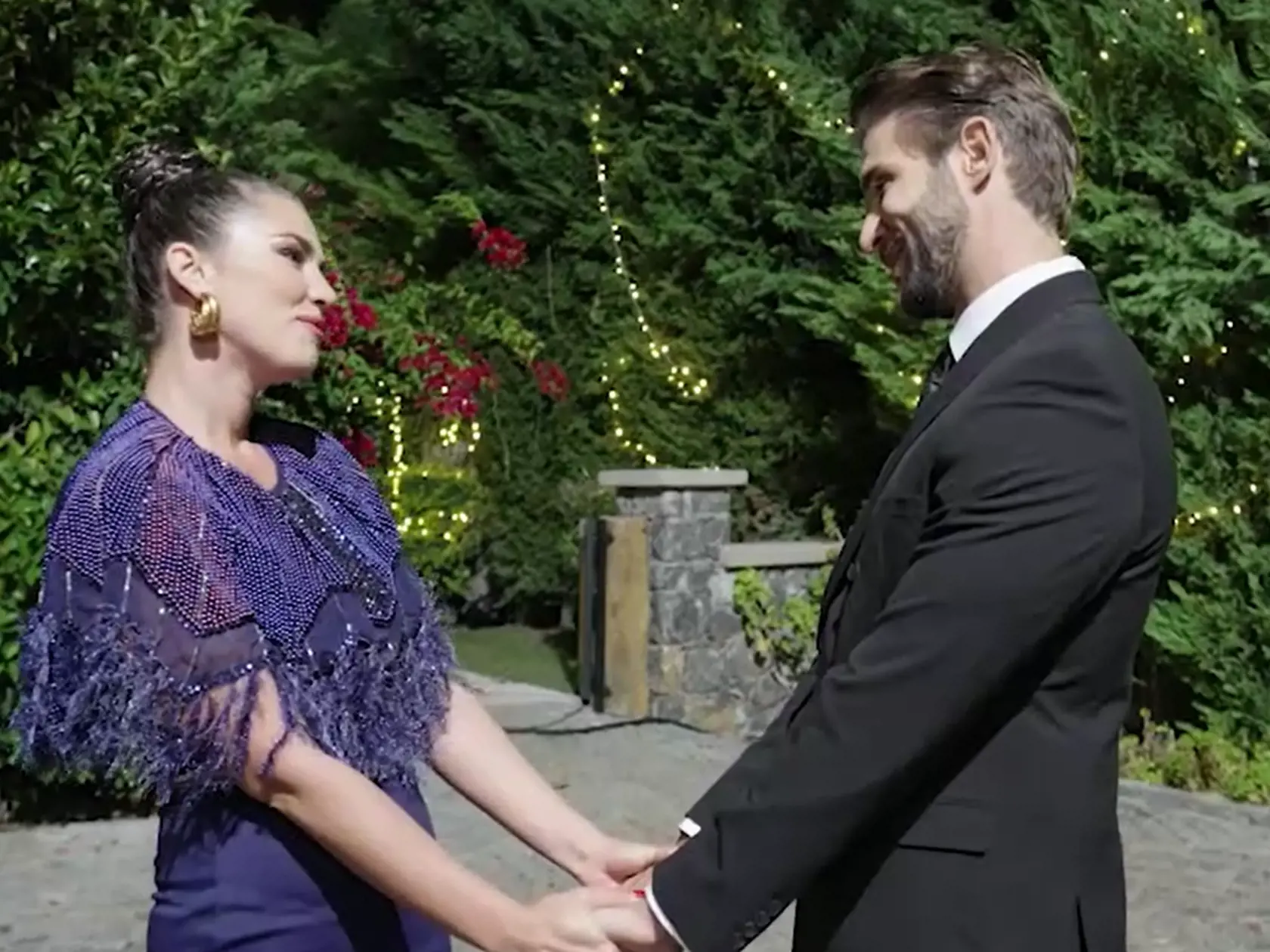 Katka po vypadnutí popriala Tomášovi veľa šťastia a odišla na hotel. Odtiaľ si to namierila rovno do karaoke baru!