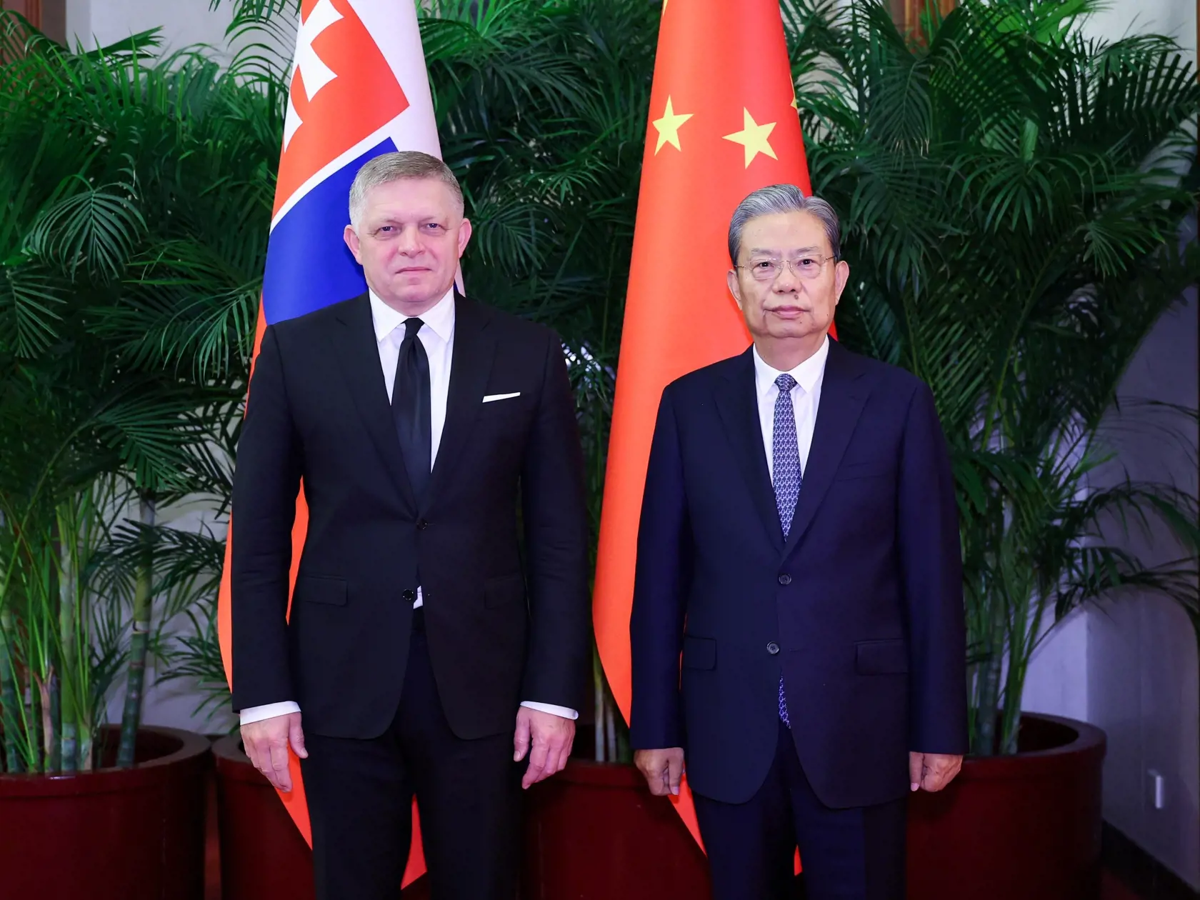 AZ24 - Na snímke slovenský premiér Robert Fico (vľavo) a predseda Stáleho výboru Národného ľudového zhromaždenia Čao Le-ťi počas stretnutia v Pekingu 1. novembra 2024. Slováci budú môcť cestovať do Číny na obdobie do 15 dní bez víz. Slovensko je zasa pripravené zaviesť priame letecké spojenie medzi Bratislavou a Pekingom. Uviedol to v piatok slovenský premiér Robert Fico (Smer-SD), ktorý je spolu s ministrami a podnikateľmi na oficiálnej návšteve Číny. FOTO TASR/XINHUA




(241101) -- BEIJING, Nov. 1, 2024 (Xinhua) -- Zhao Leji, chairman of the National People's Congress (NPC) Standing Committee, meets with Slovak Prime Minister Robert Fico in Beijing, capital of China, Nov. 1, 2024. (Xinhua/Liu Bin)