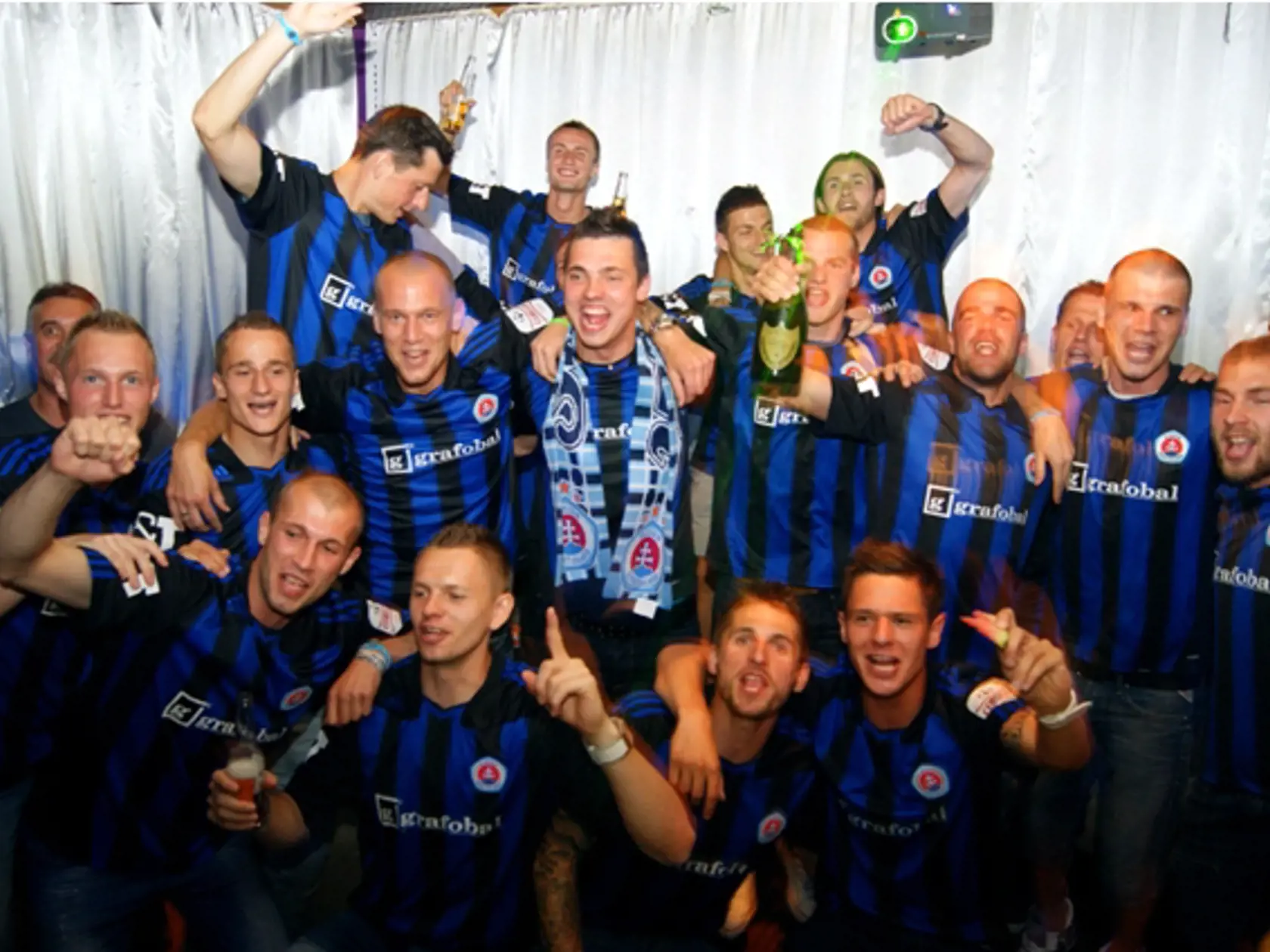 Futbalisti
Slovana oslavovali
šiesty titul na diskotéke
so šampanským.