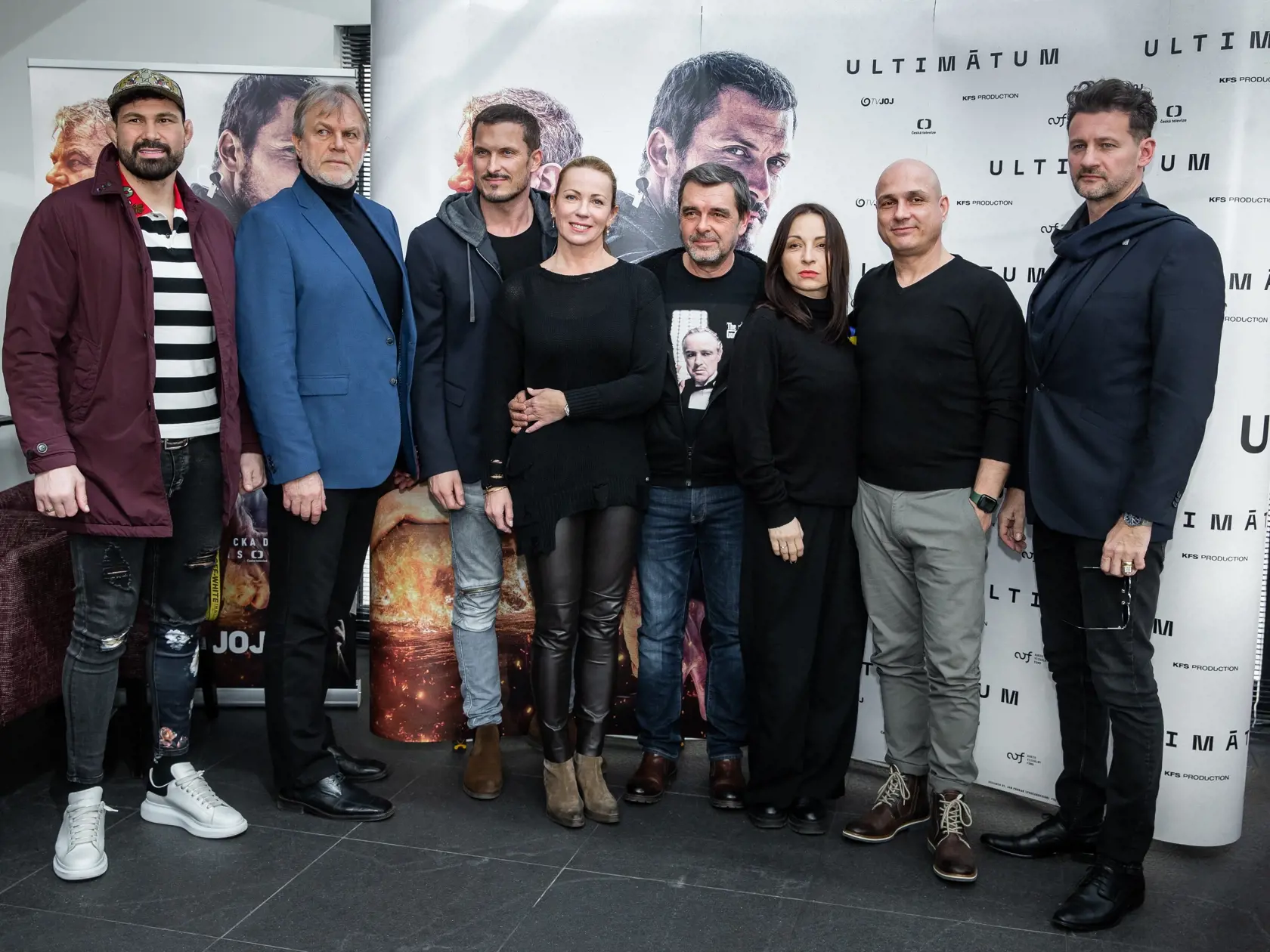 Premiéra slovenského seriálu "Ultimátum" v Bratislave.  Na snímke Attila Végh, Milan Bahul, Diana Mórová, Peter Kočiš, Ján Koleník, Dušan Cinkota, Marko Igonda a Edita Koprivčević Borsová.