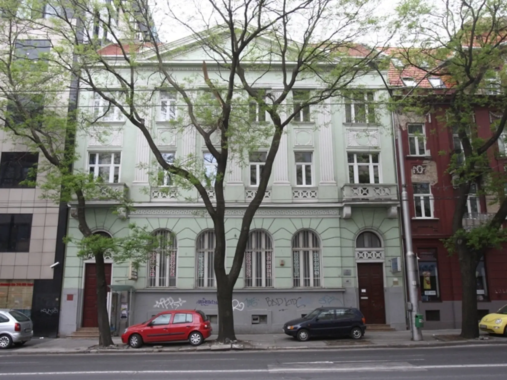BUDOVA NA NÁMESTÍ 1. MÁJA:
Kedysi ju vlastnili slobodomurárske
lóže, dnes Csemadok.
