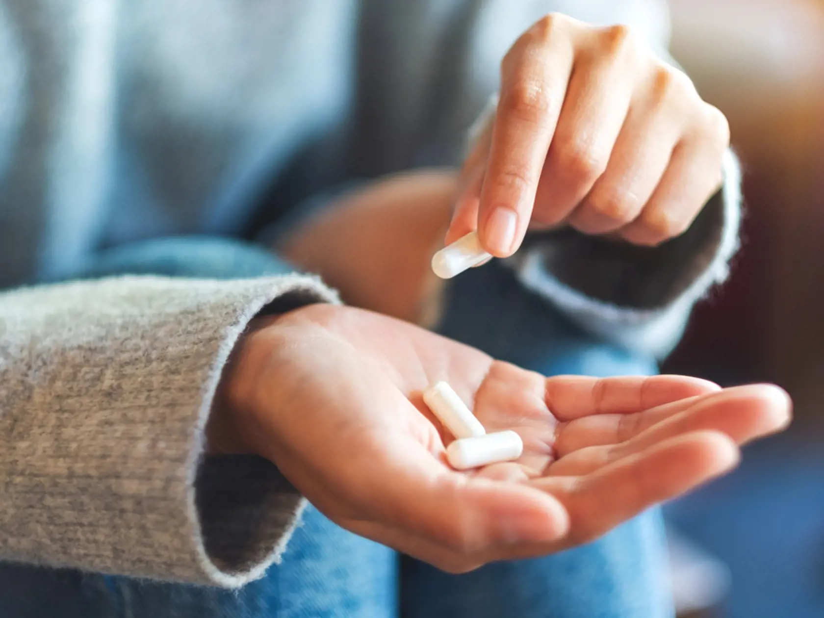 5. Čerstvá citrónová a limetková šťava
Citróny a limetky sú najľahšie dostupnými liečivými potravinami. Tieto citrusy nabité vysokým množstvom vitamínu C, rastlinnými zlúčeninami a rozpustnou vlákninou sú základným jednoduchým doplnkom dňa, ktorý vás prenesie cez chladné zimy bez bolesti hrdla alebo bezsenných nocí.
Jeden citrón obsahuje približne 51 % referenčného denného príjmu vitamínu C.