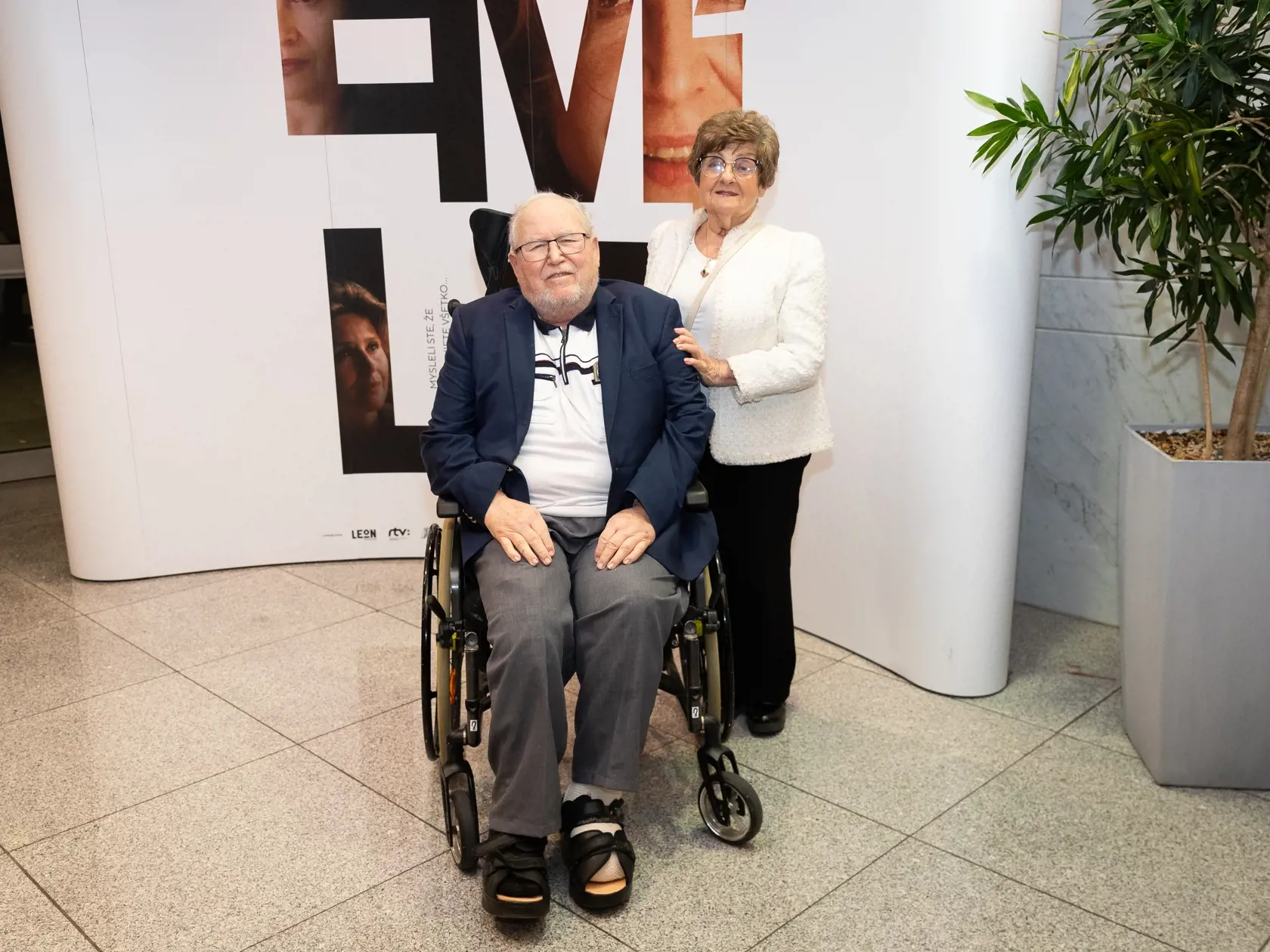 Pavel Traubner s manželkou. Uznávaný neurológ je svokor Ivana Šándora. Kvôli hrôzam holokaustu má na detstvo tragické spomienky.